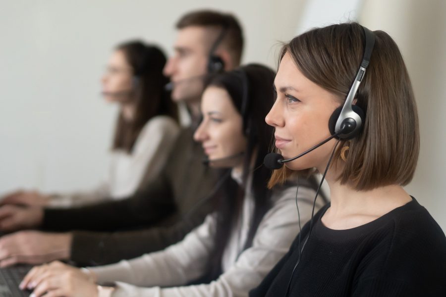 Jeune collaborateur en casque microphone sur ordinateur