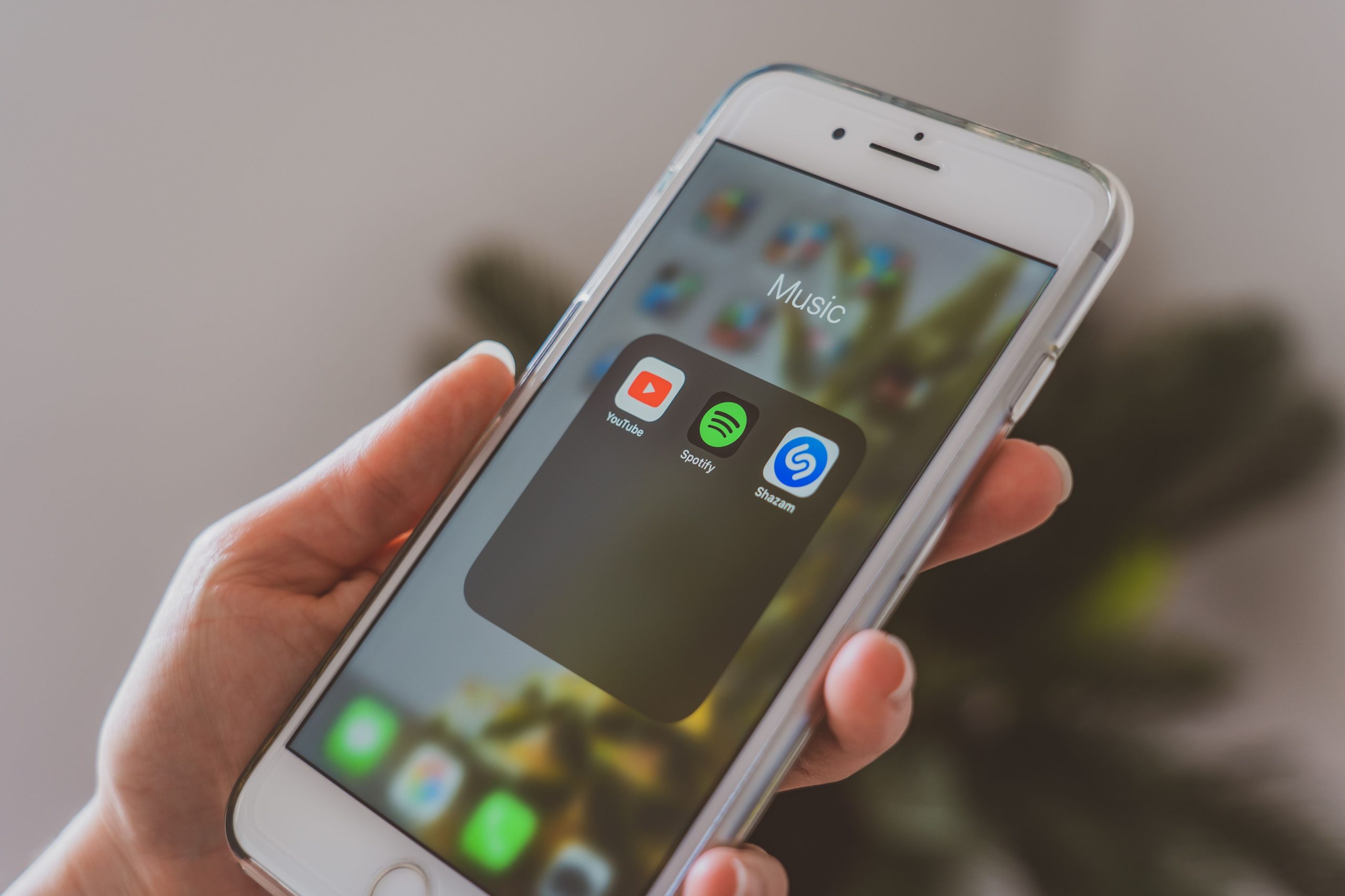 Main tenant smartphone avec applications musicales populaires
