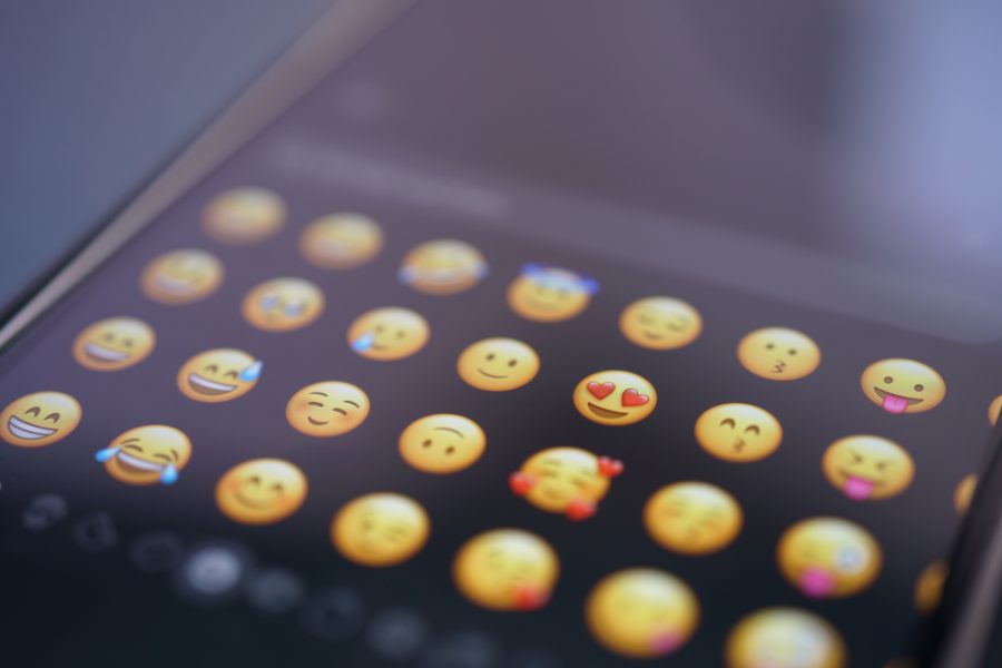 Différents emojis sur écran smartphone communication numérique