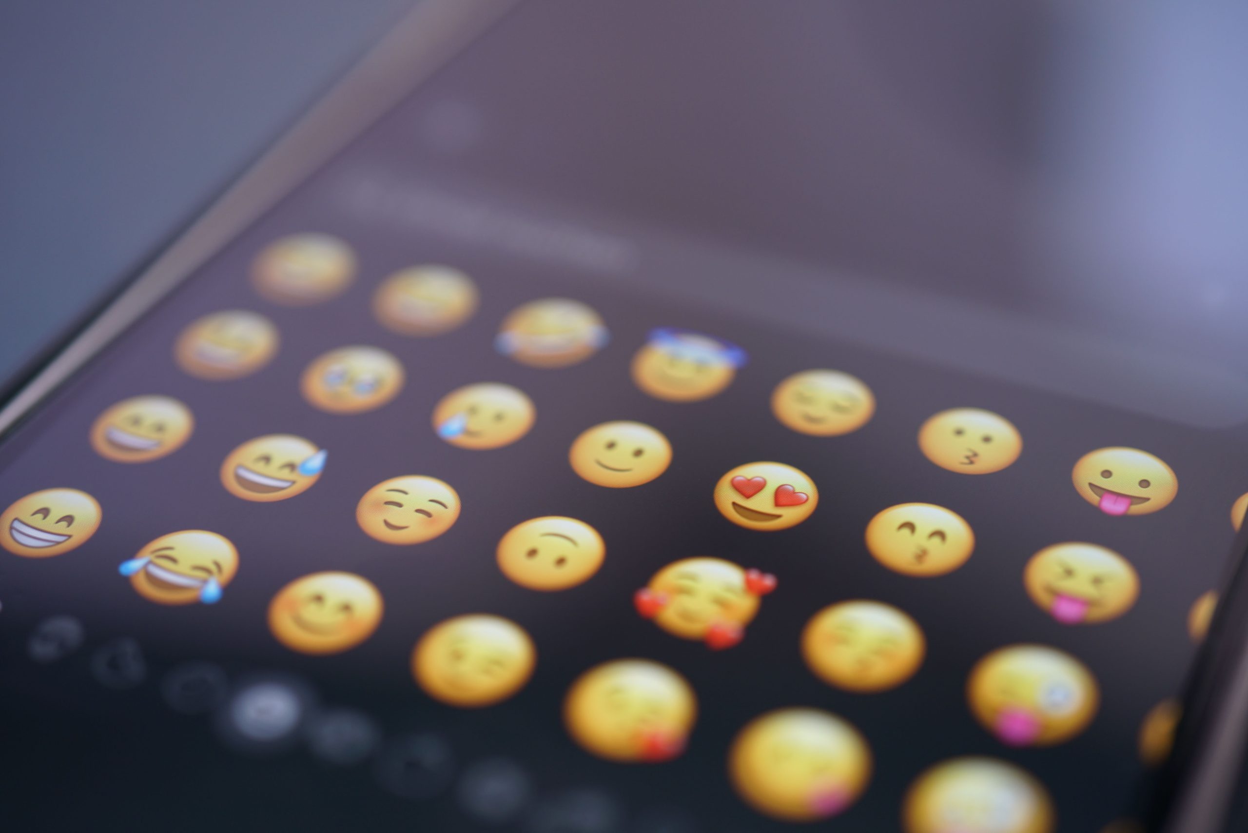Différents emojis sur écran smartphone communication numérique