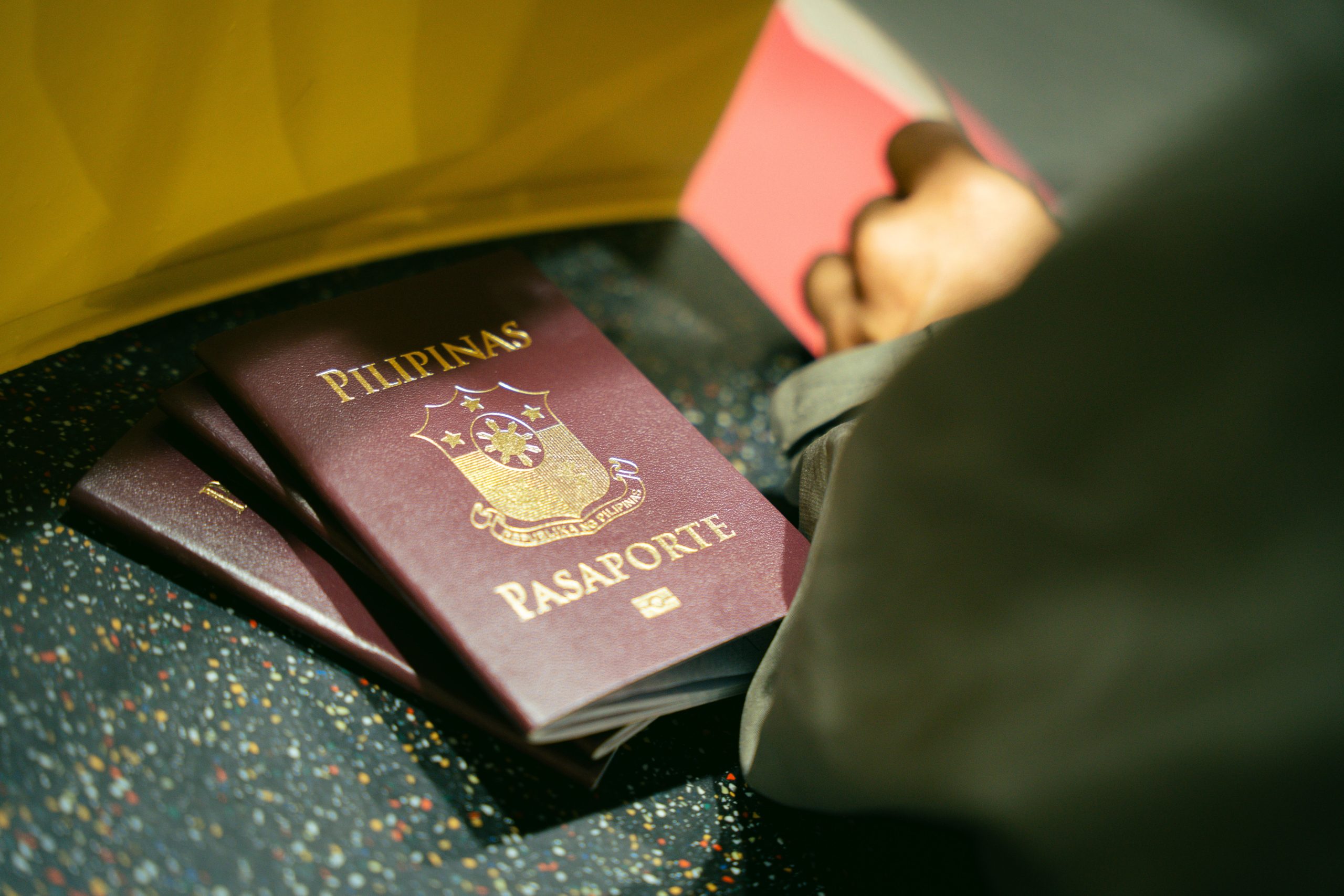 Passeports philippins gros plan à l'aéroport