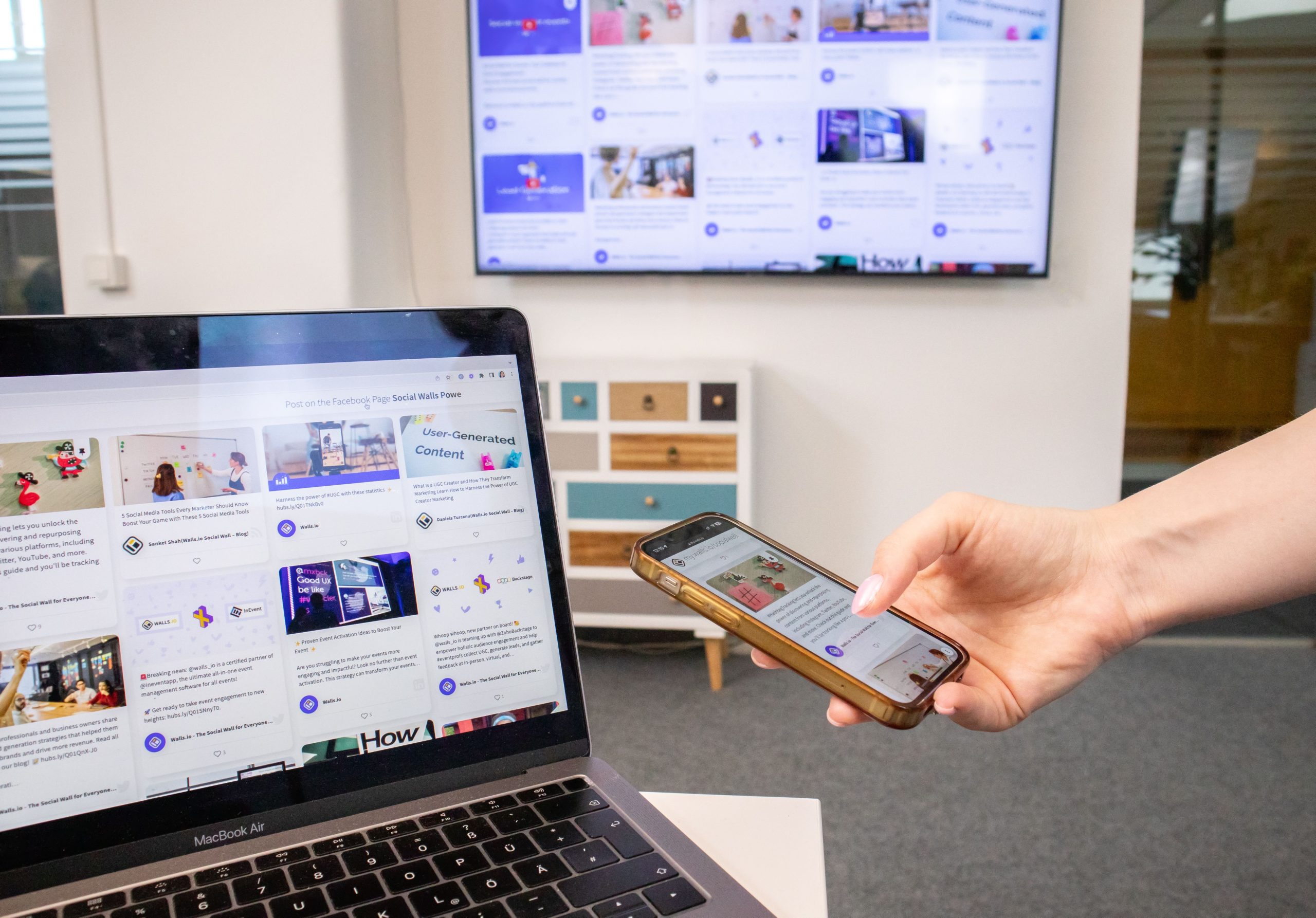 Personne utilisant smartphone et laptop