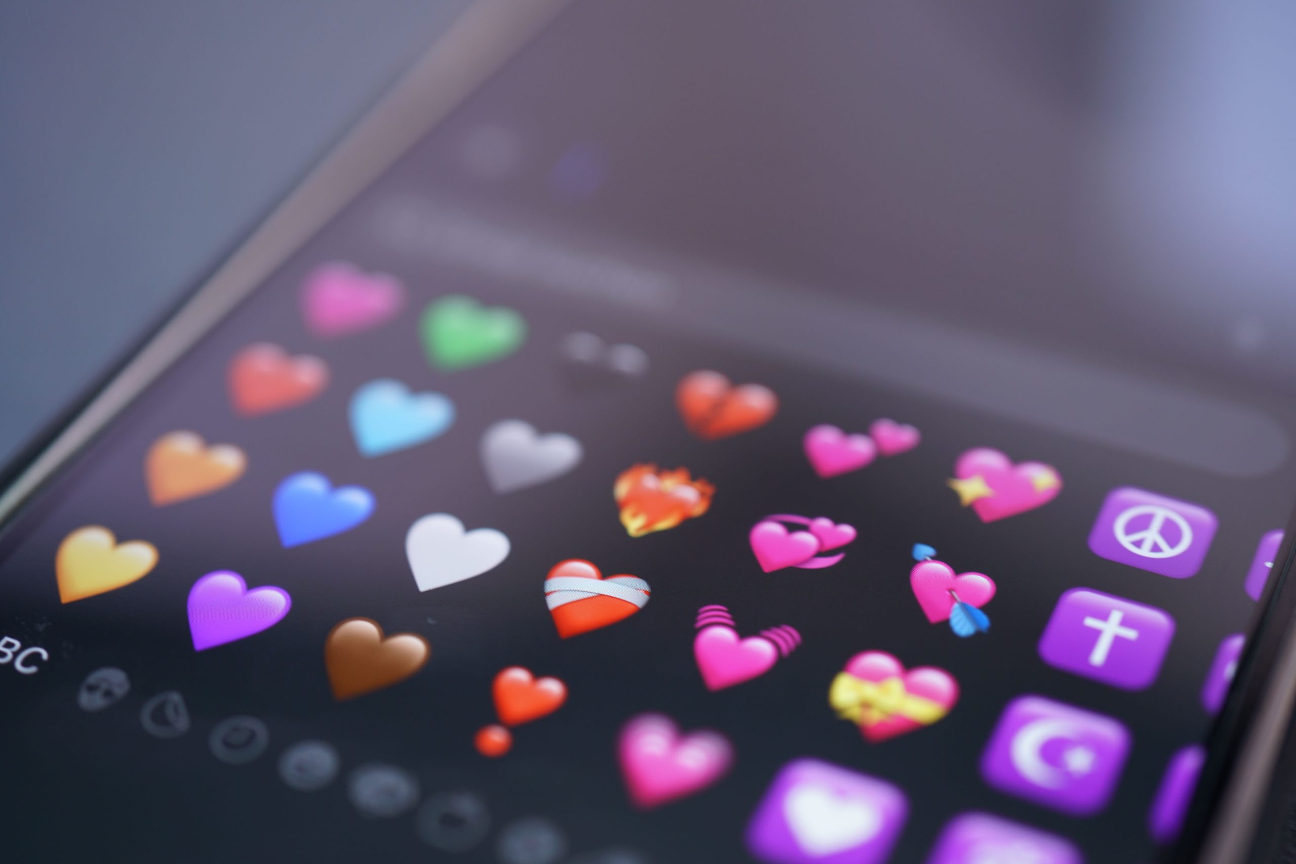 Emojis cœurs colorés sur smartphone messages numériques