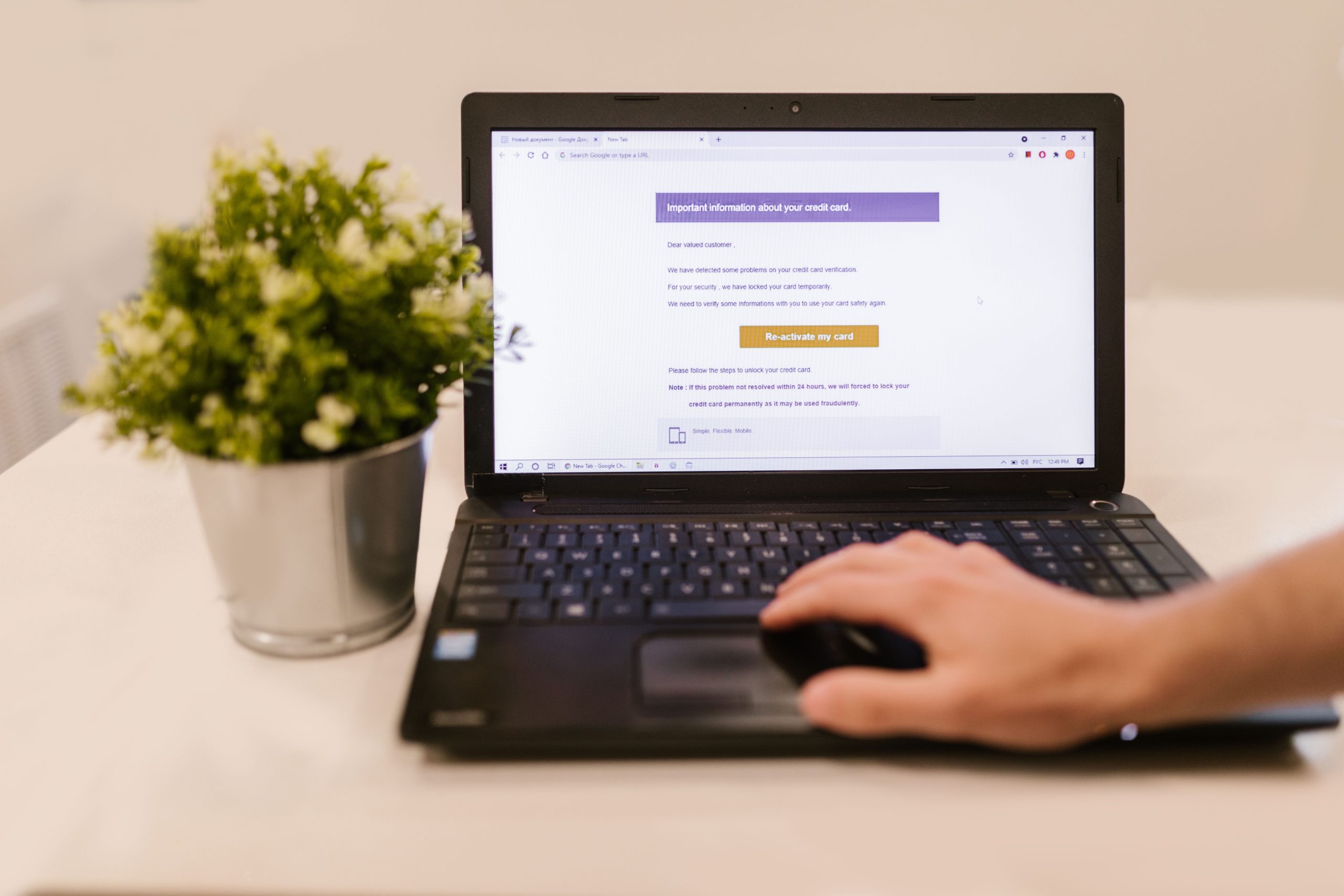 Personne lisant email sur ordinateur portable
