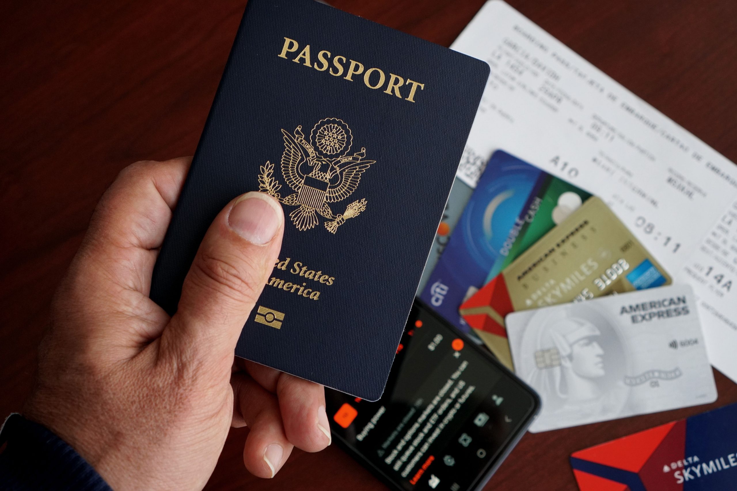 Passeport avec cartes bancaires et téléphone mobile