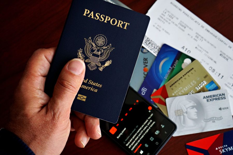 Passeport américain avec cartes et documents voyage