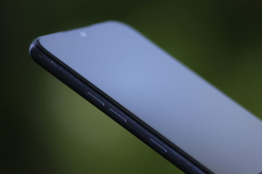 Smartphone noir sur fond vert flou moderne