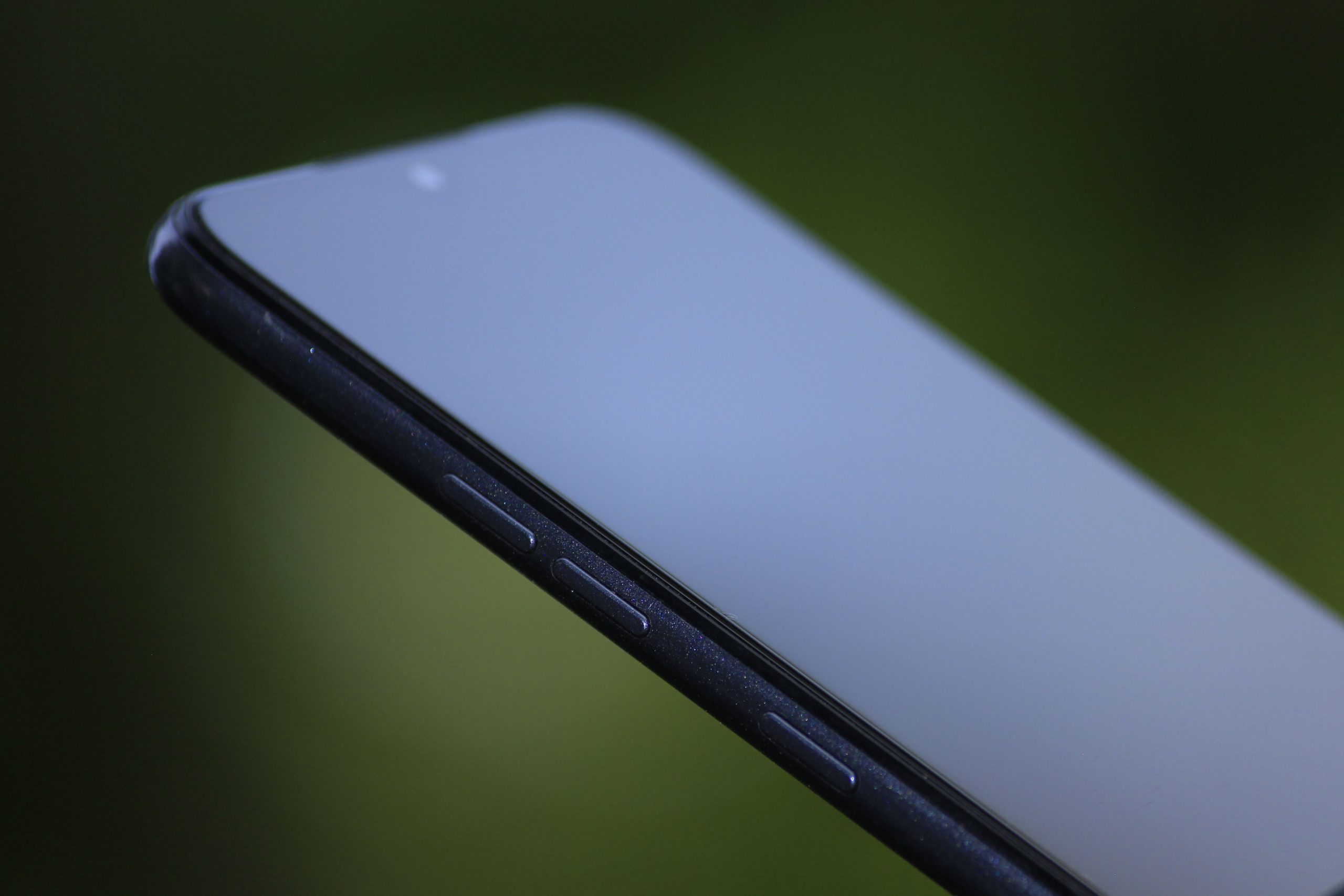 Smartphone noir sur fond vert flou moderne
