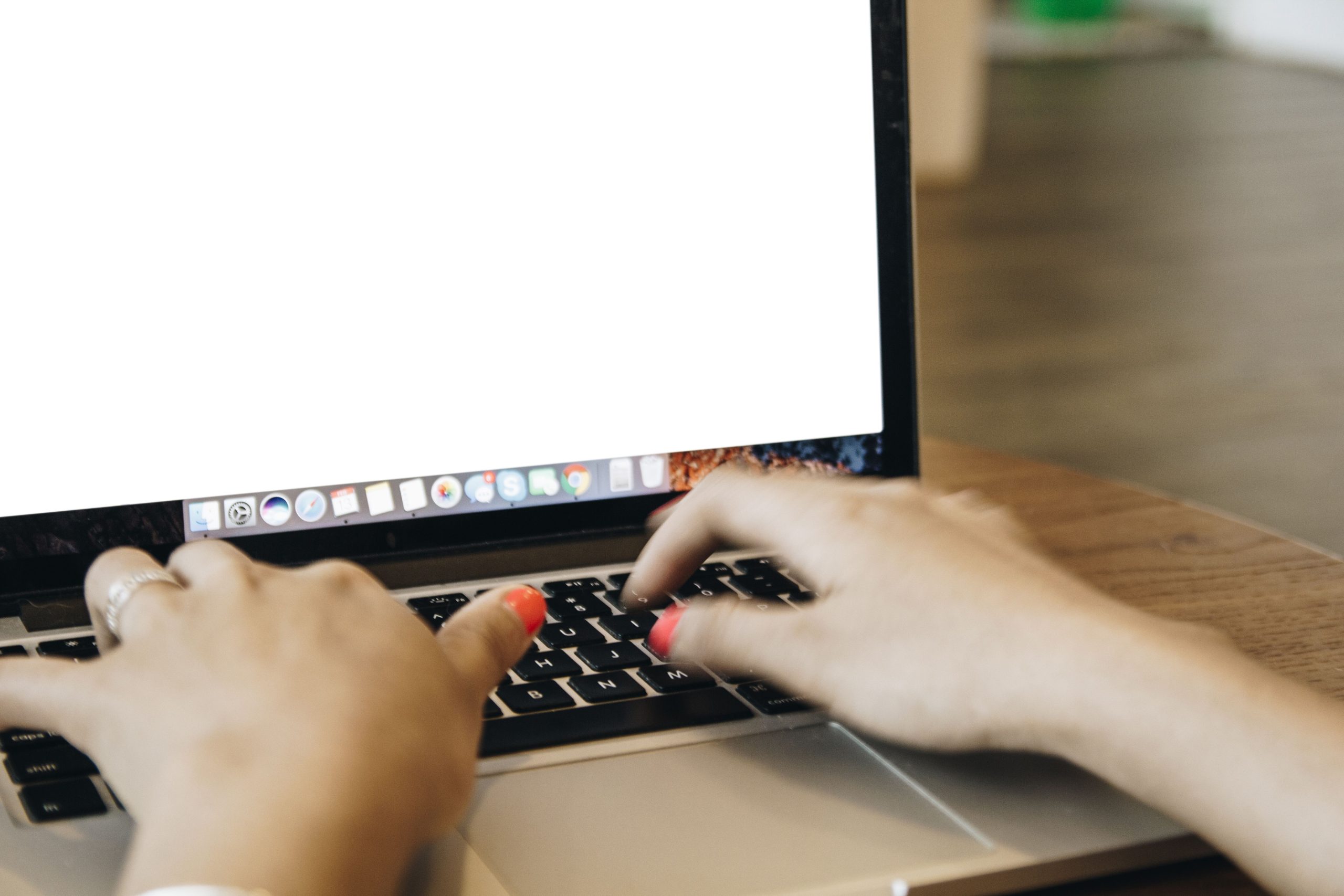 Mains tapant sur clavier dans bureau domicile