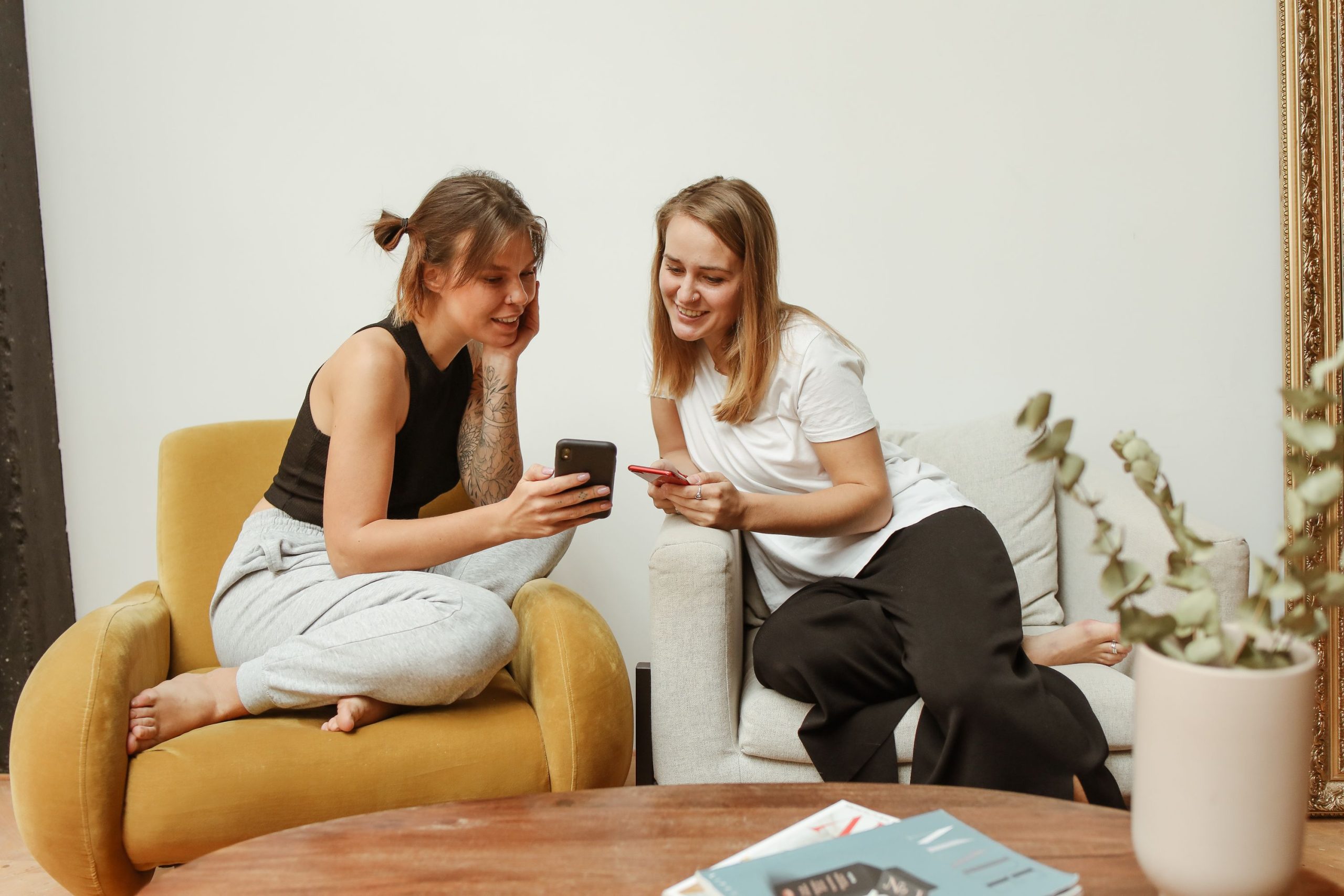 Deux femmes discutent en utilisant leurs smartphones