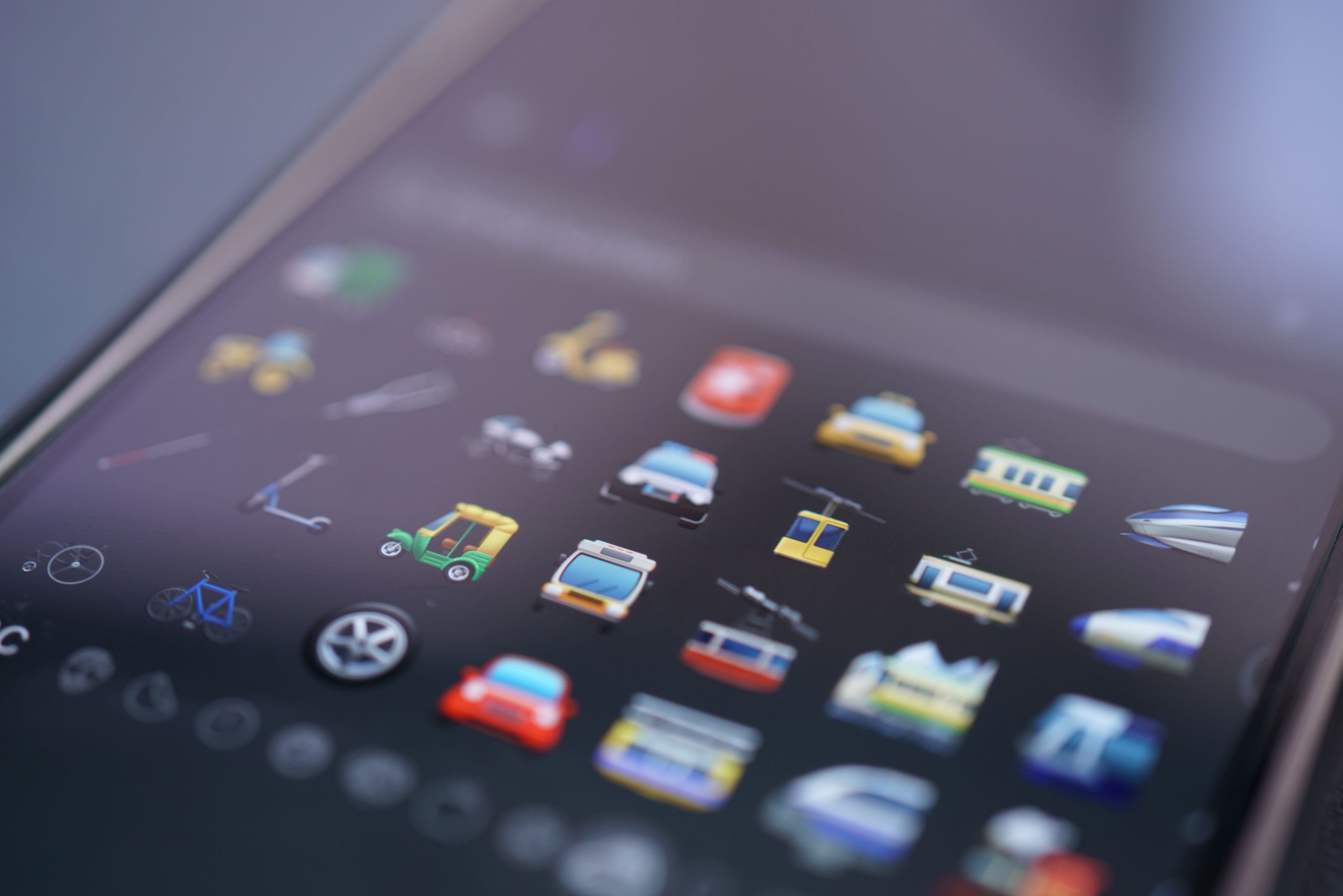 Emojis variés écran smartphone représentant communication digitale