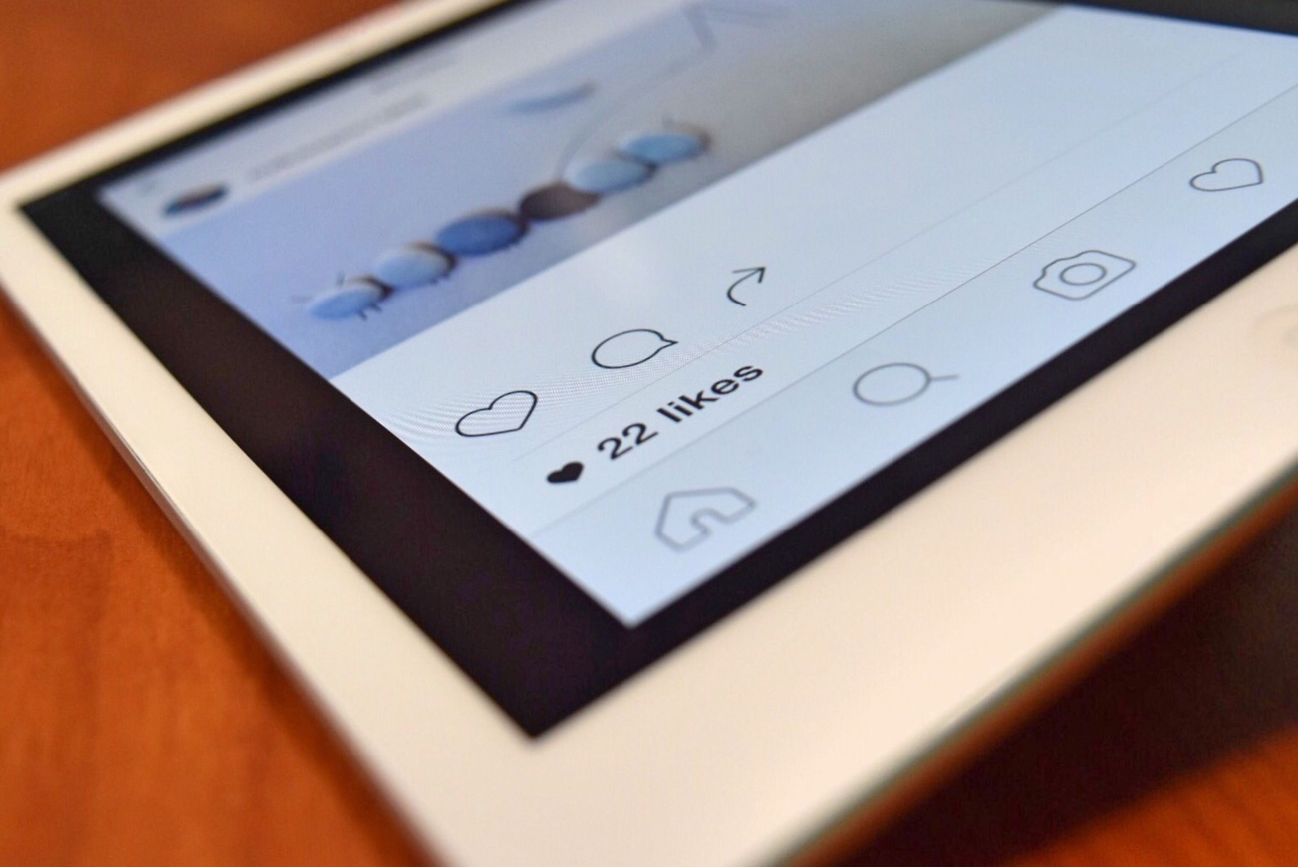 Tablette montrant interface application sociale