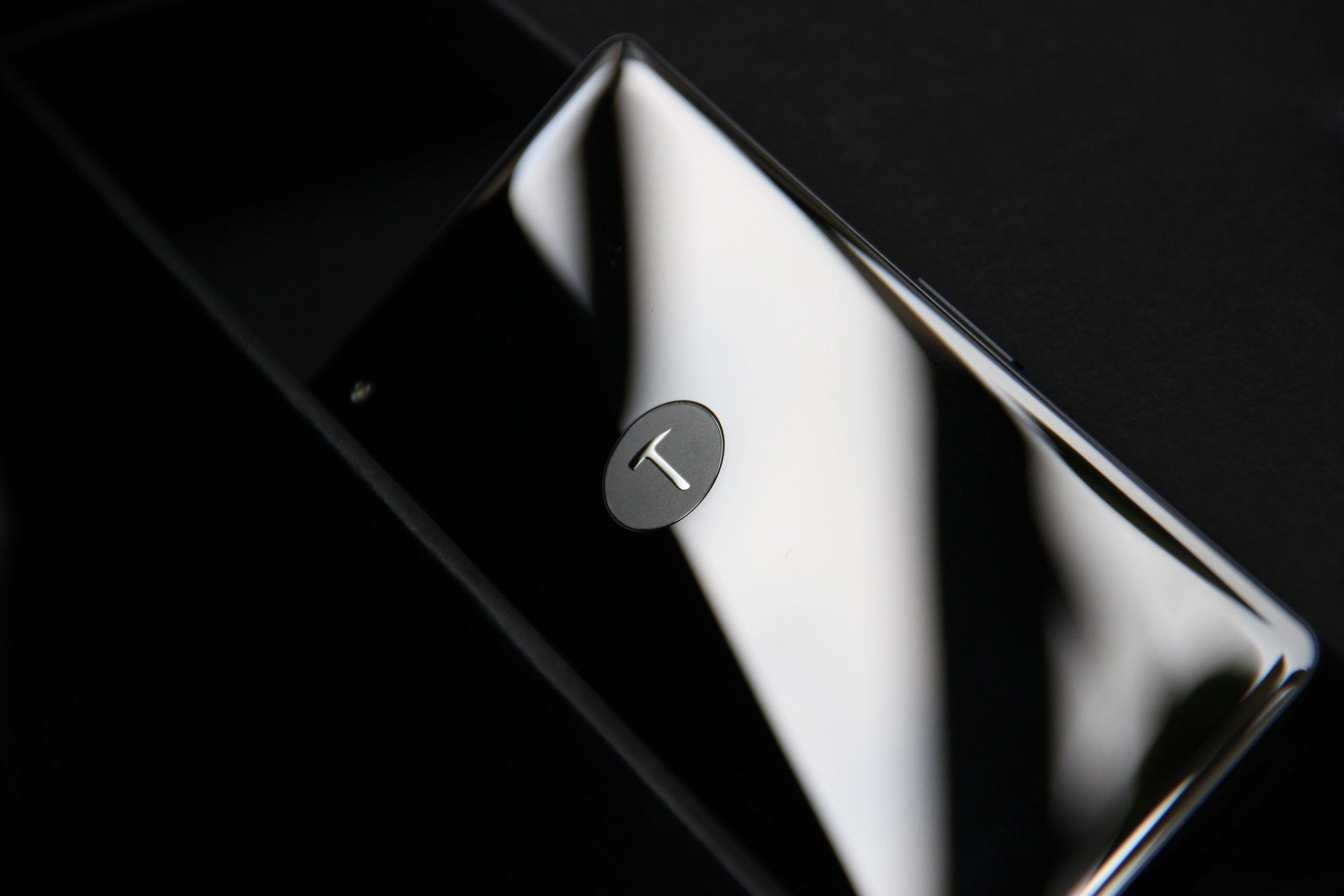 Smartphone élégant avec finition chromée brillante