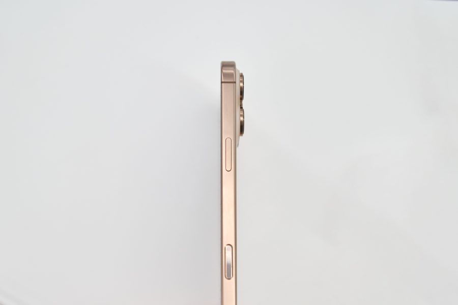 Vue de profil minimaliste d'un smartphone doré