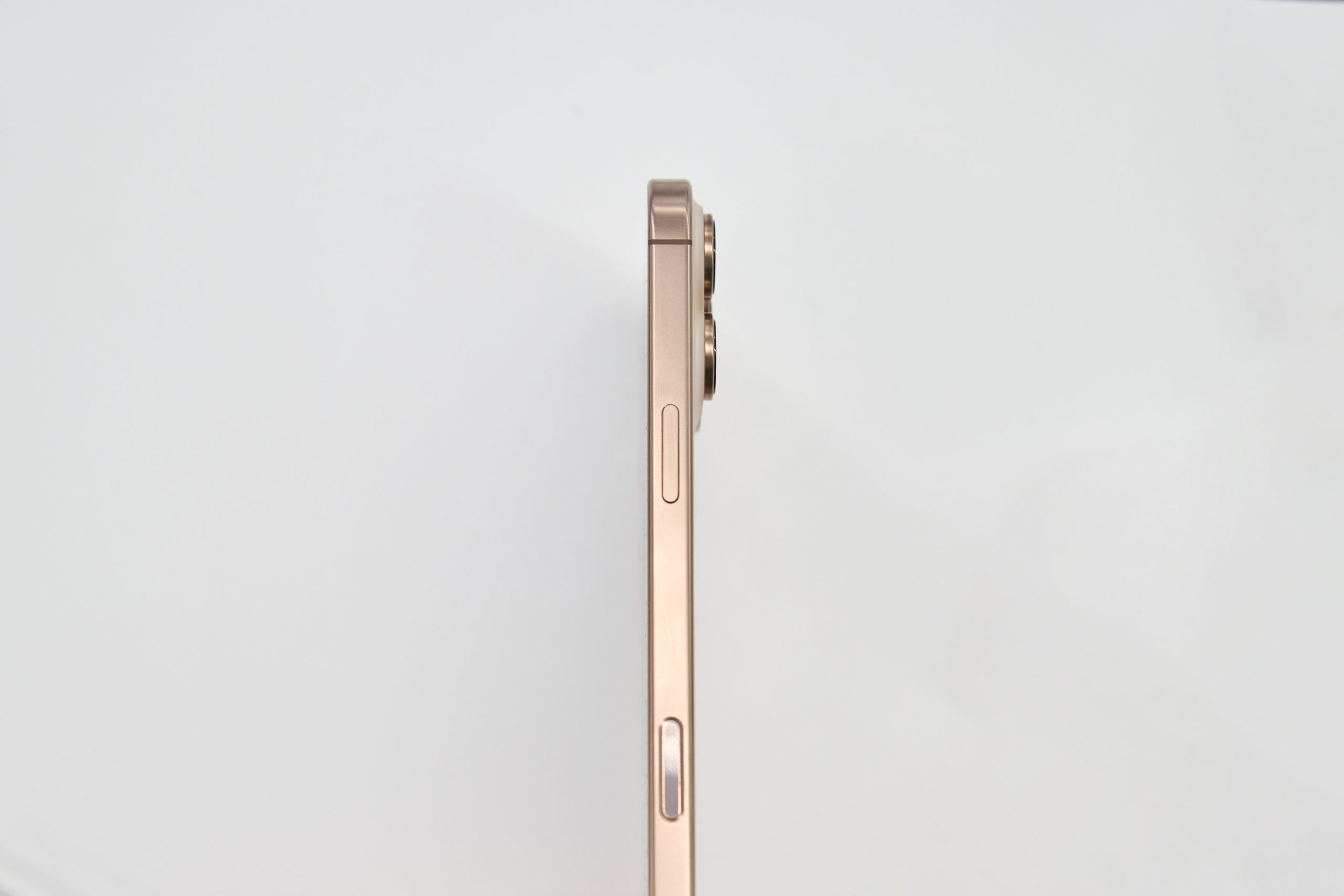 Vue de profil minimaliste d'un smartphone doré
