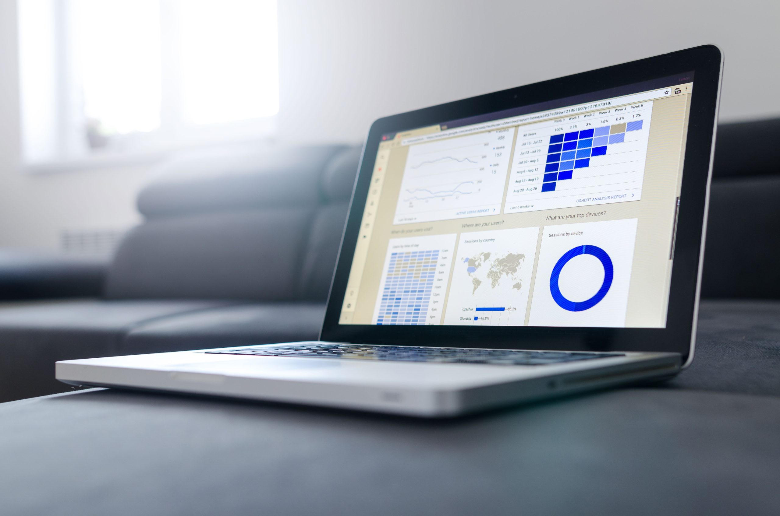 Laptop affichant données analytiques et graphiques colorés
