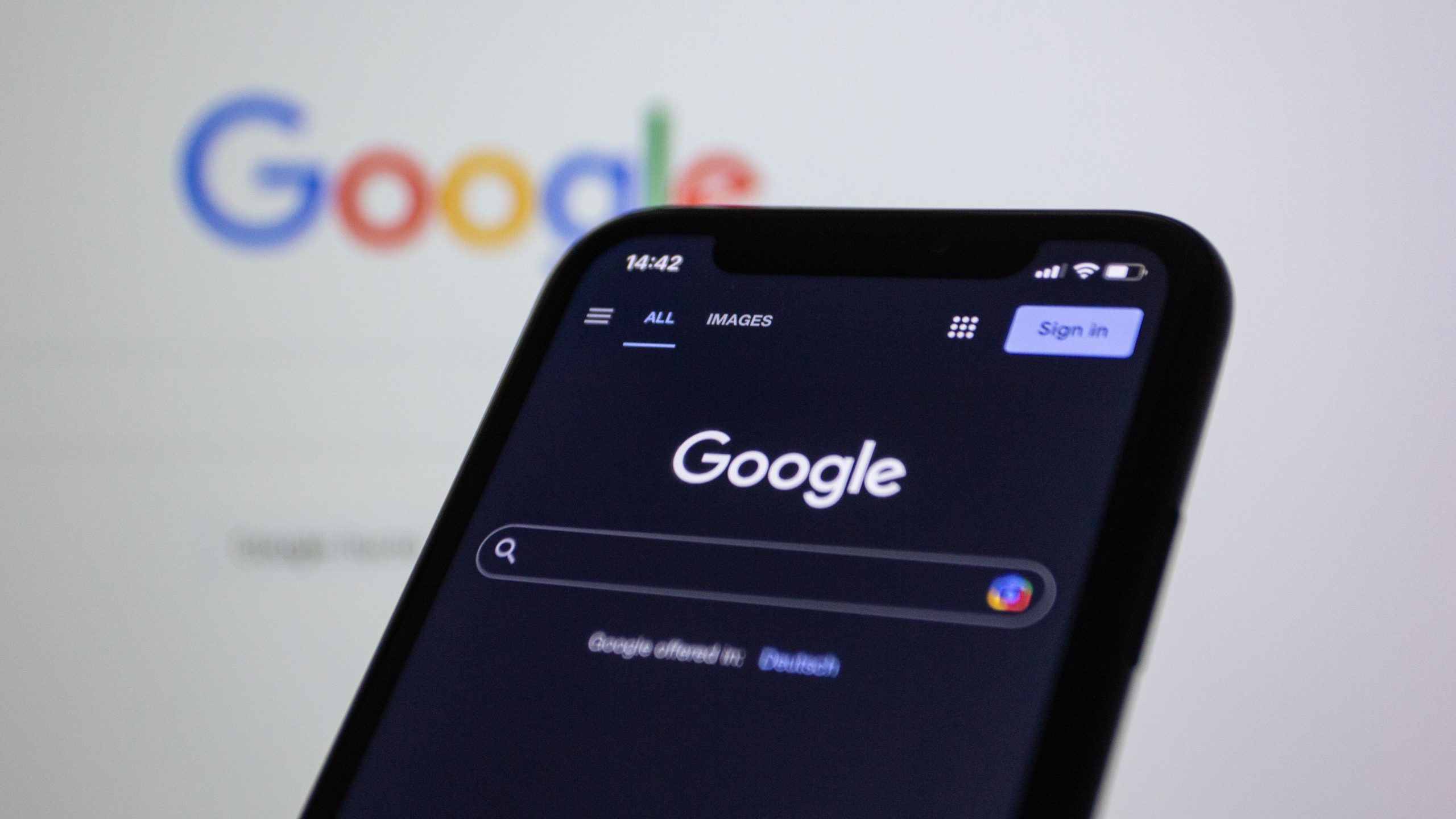 Smartphone avec Google recherche mode sombre