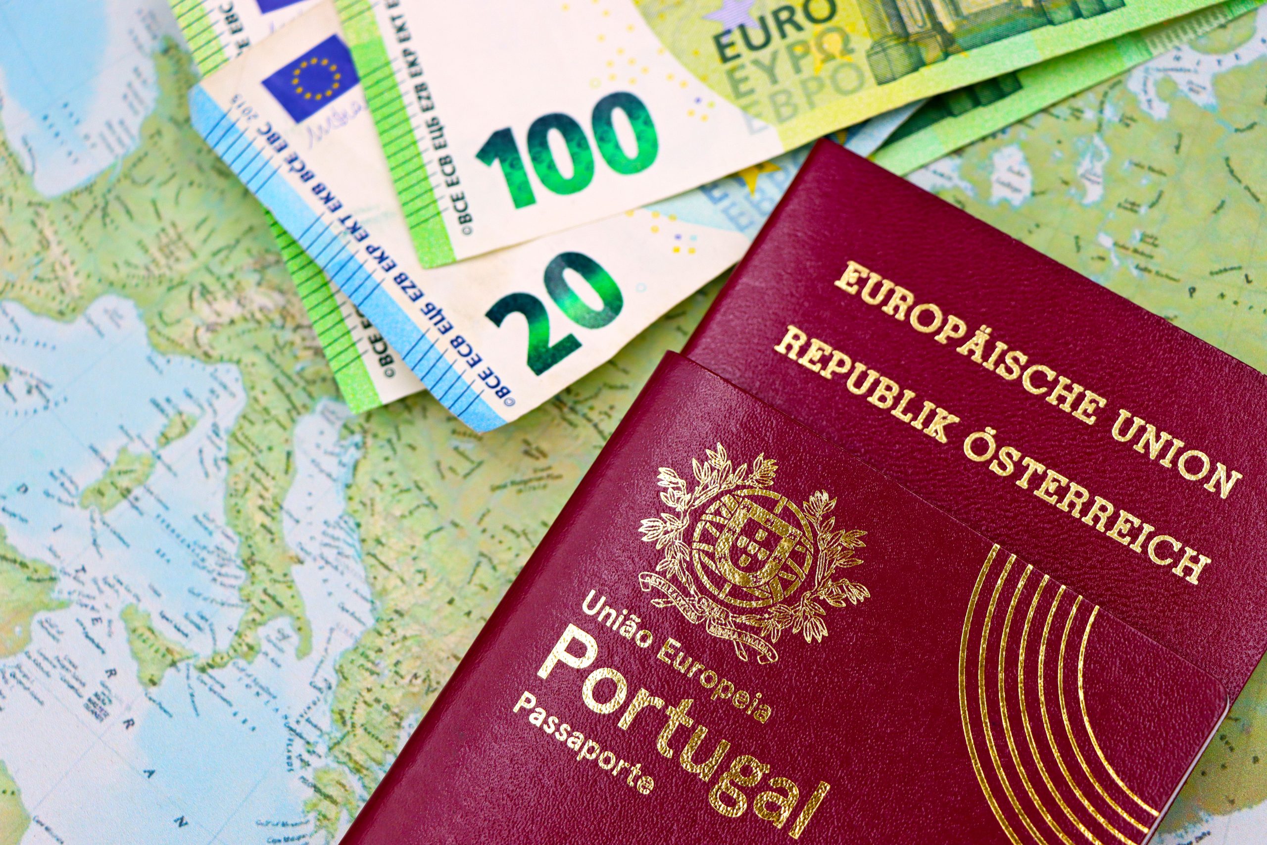 Passeports européens avec euros sur carte géographique