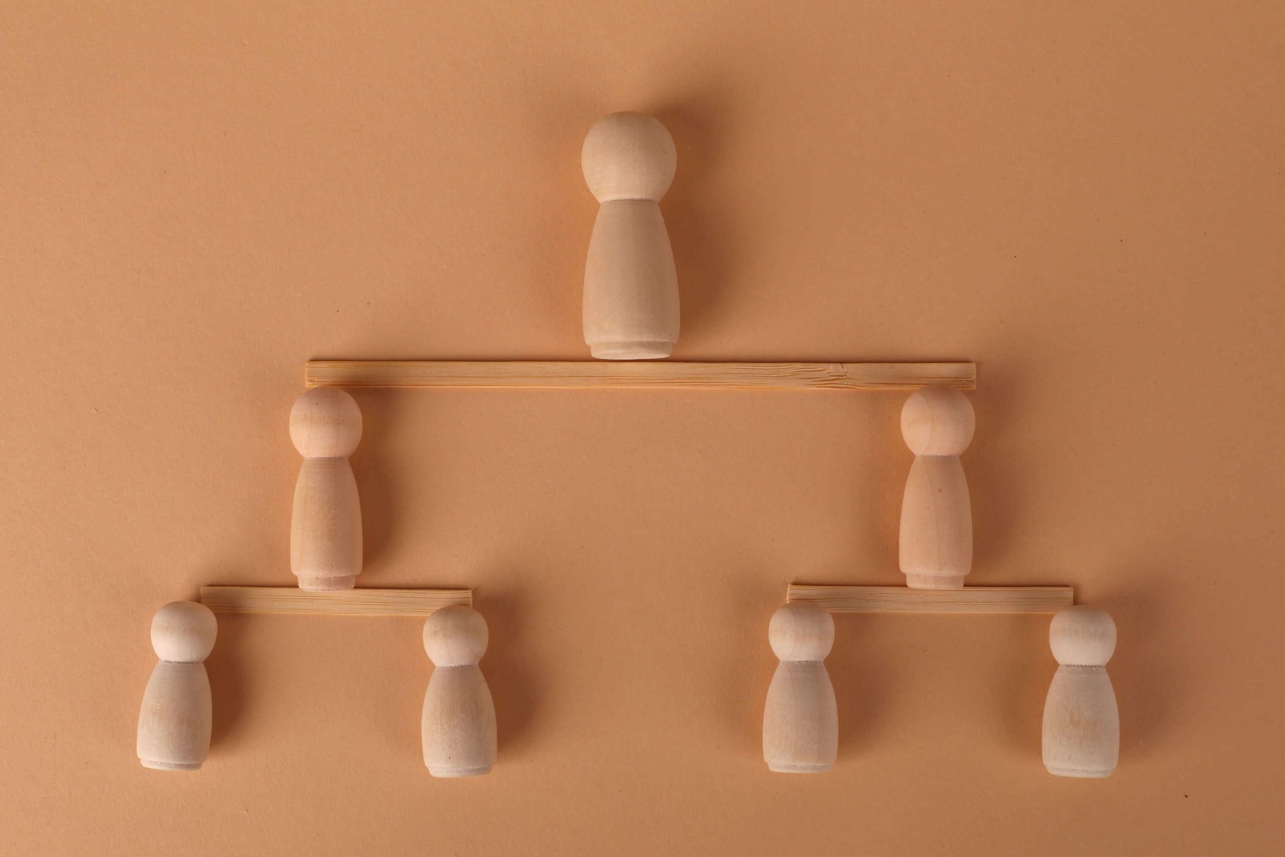 Poupées en bois symbolisant la structure de l'empire Meta
