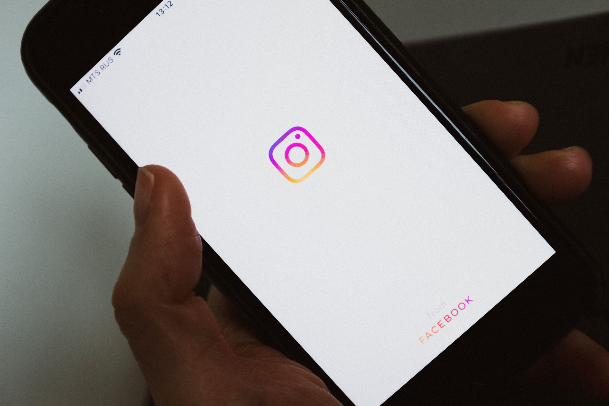Personne tenant un téléphone avec app réseaux sociaux