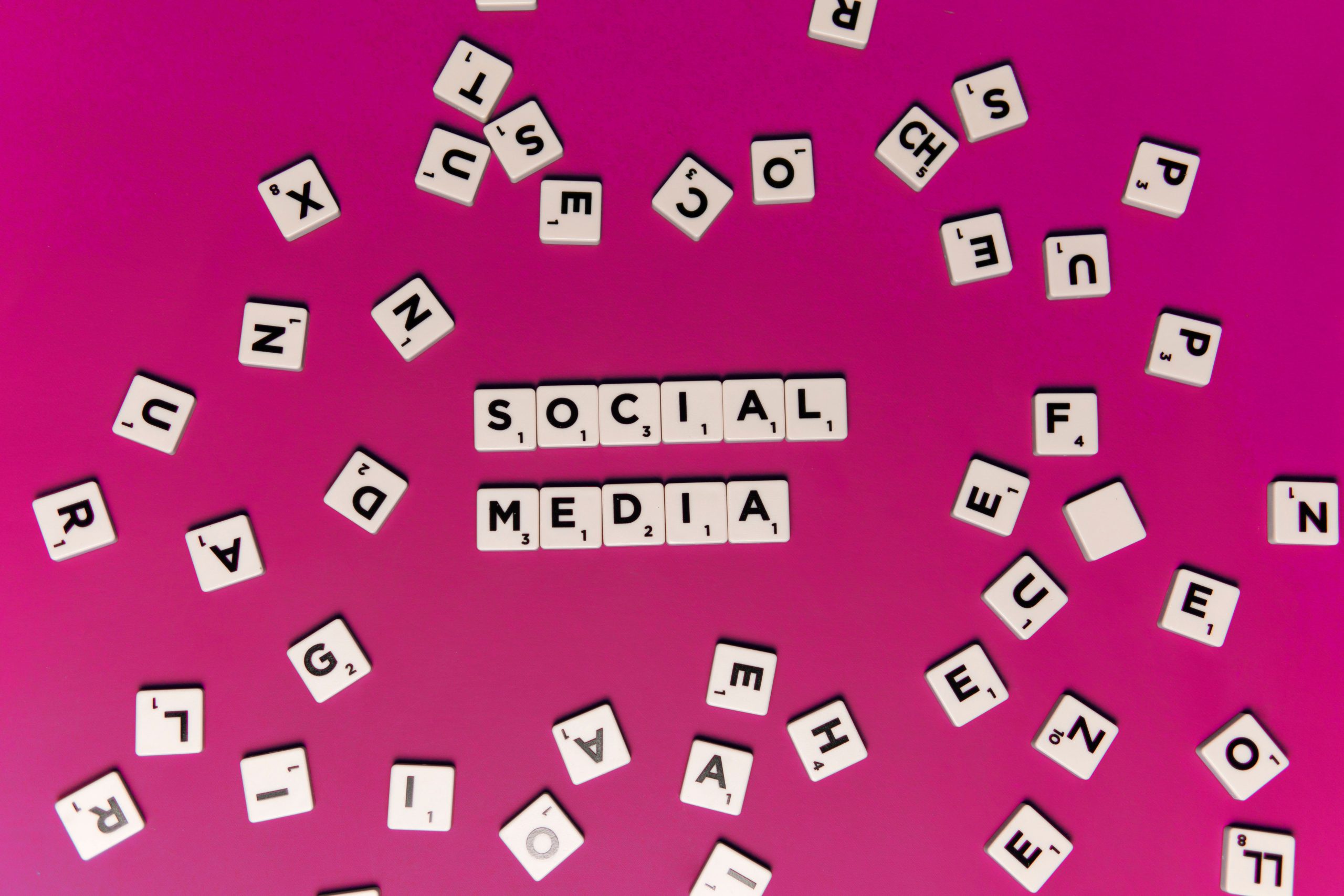 Lettres réseaux sociaux fond rose vif
