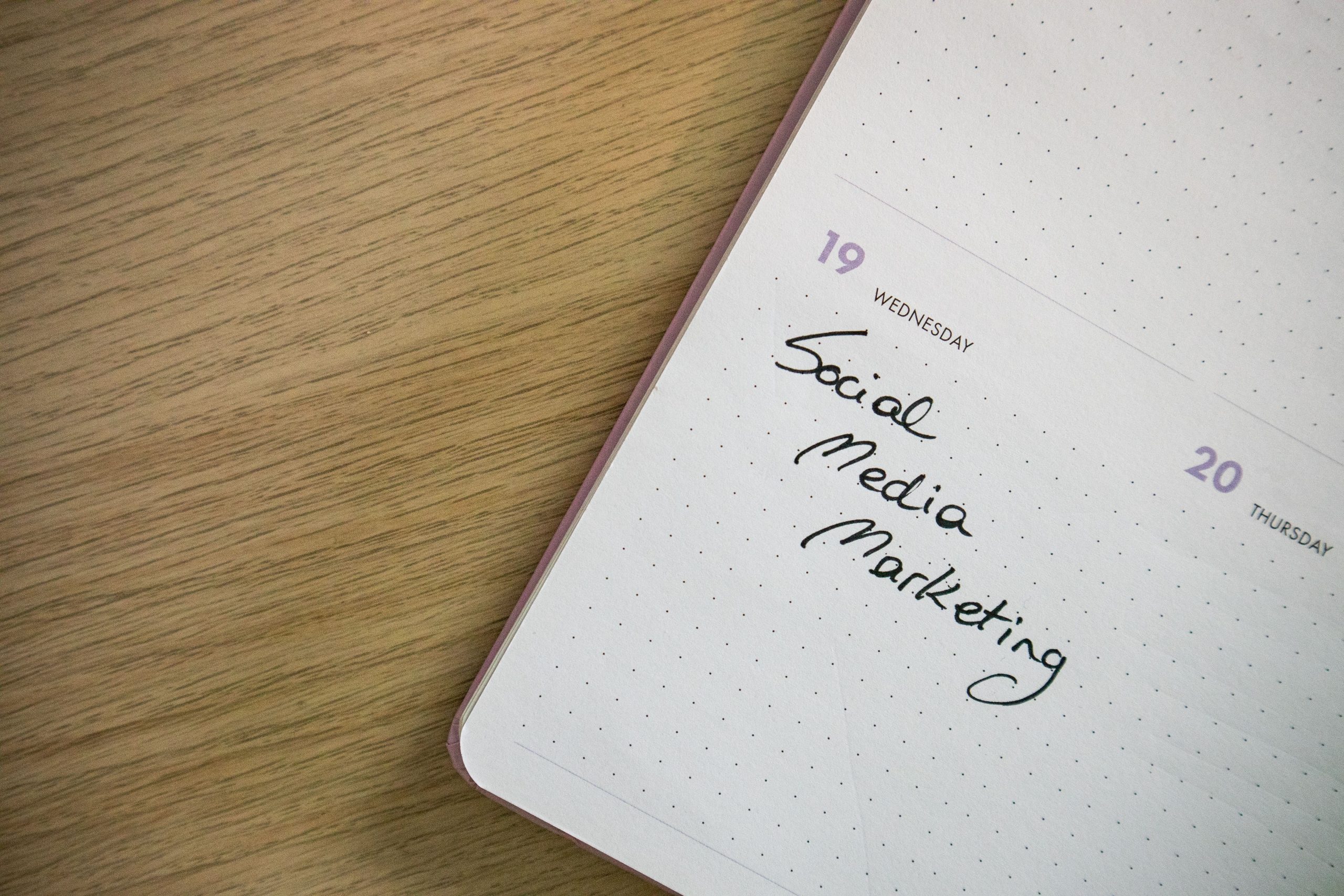 Page de carnet avec texte marketing réseaux sociaux