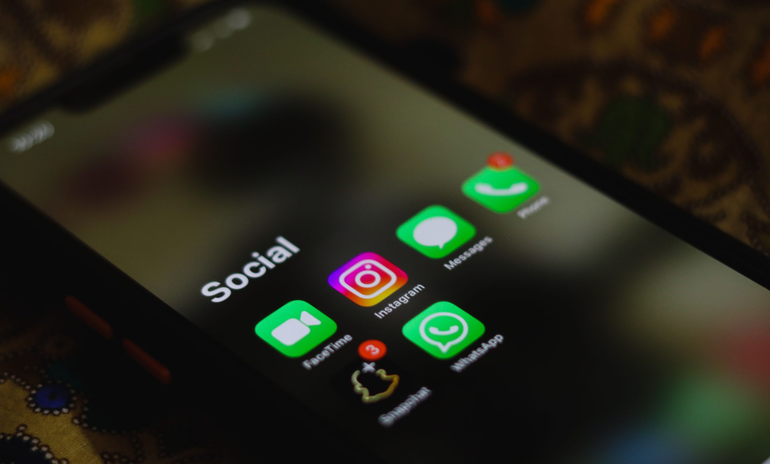 Gros plan applications réseaux sociaux sur smartphone