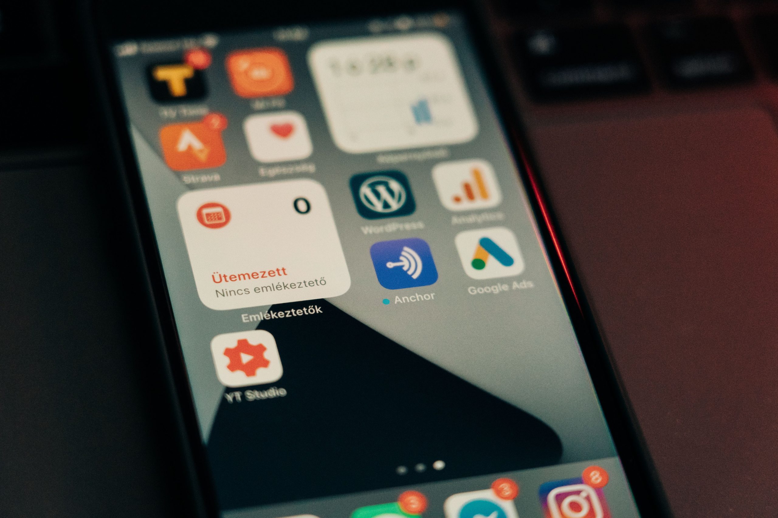 Écran téléphone applications notifications icônes