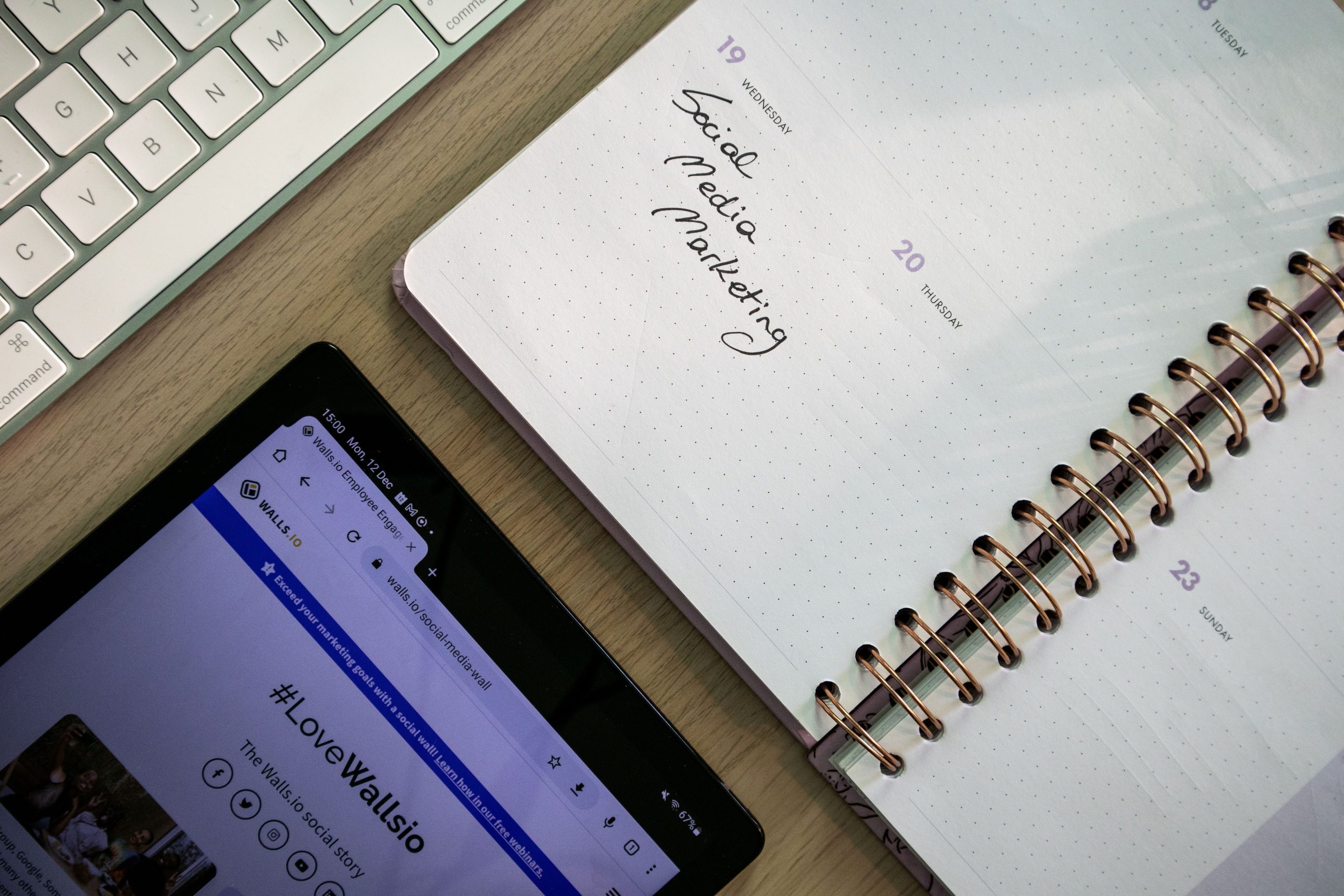 Vue du dessus : bloc-notes, tablette et clavier