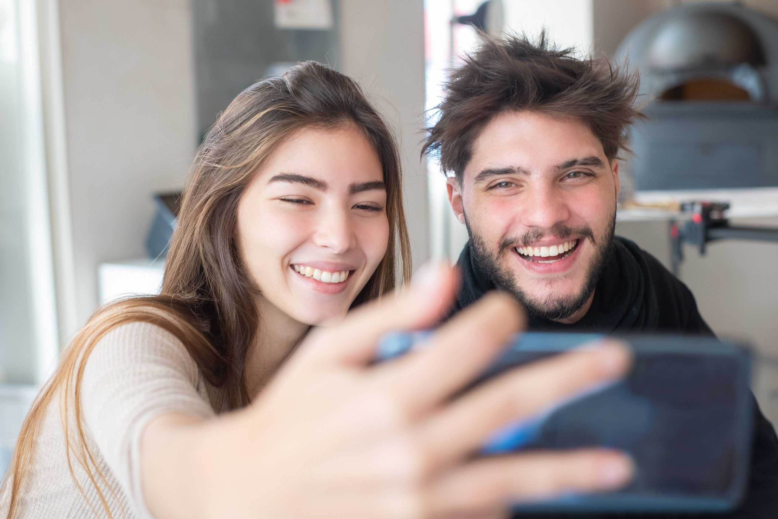 Couple heureux capturant moments joyeux en selfie