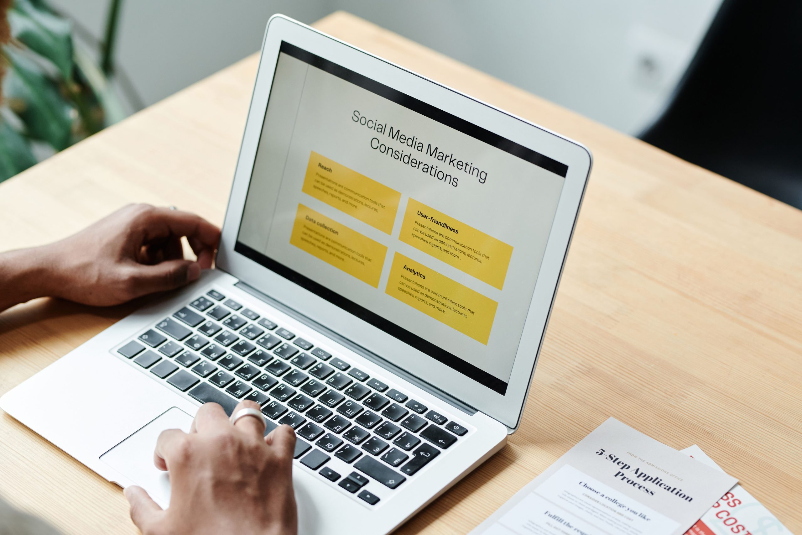 Personne consultant stratégies marketing sur laptop