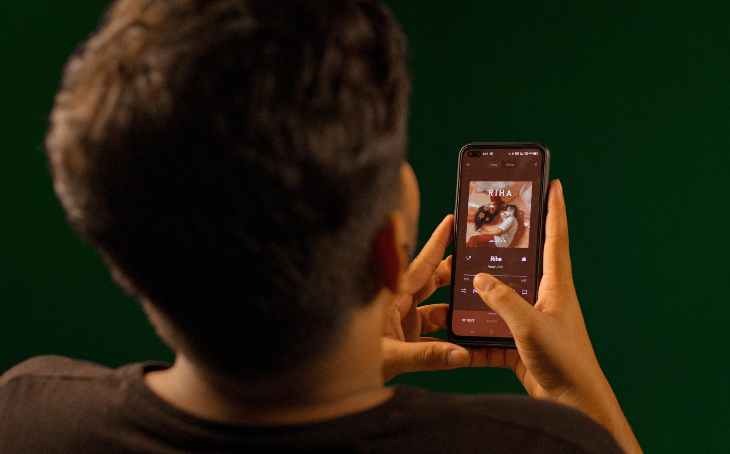 Personne écoutant musique via application streaming mobile