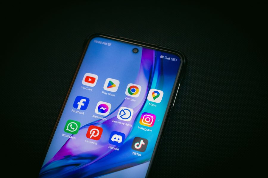 Écran smartphone affichant icônes TikTok et réseaux sociaux