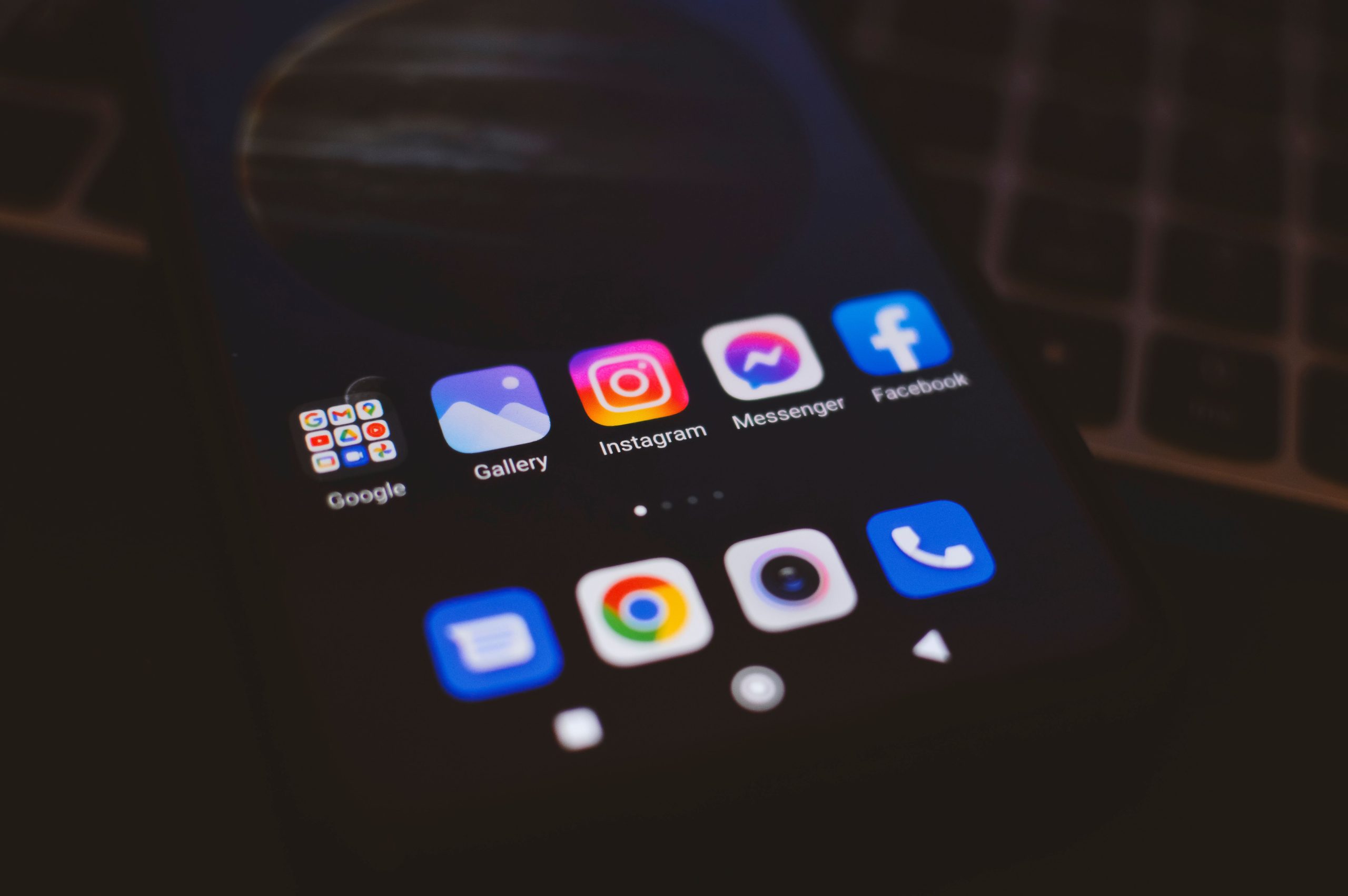 Téléphone mobile avec applications sociales lumière tamisée
