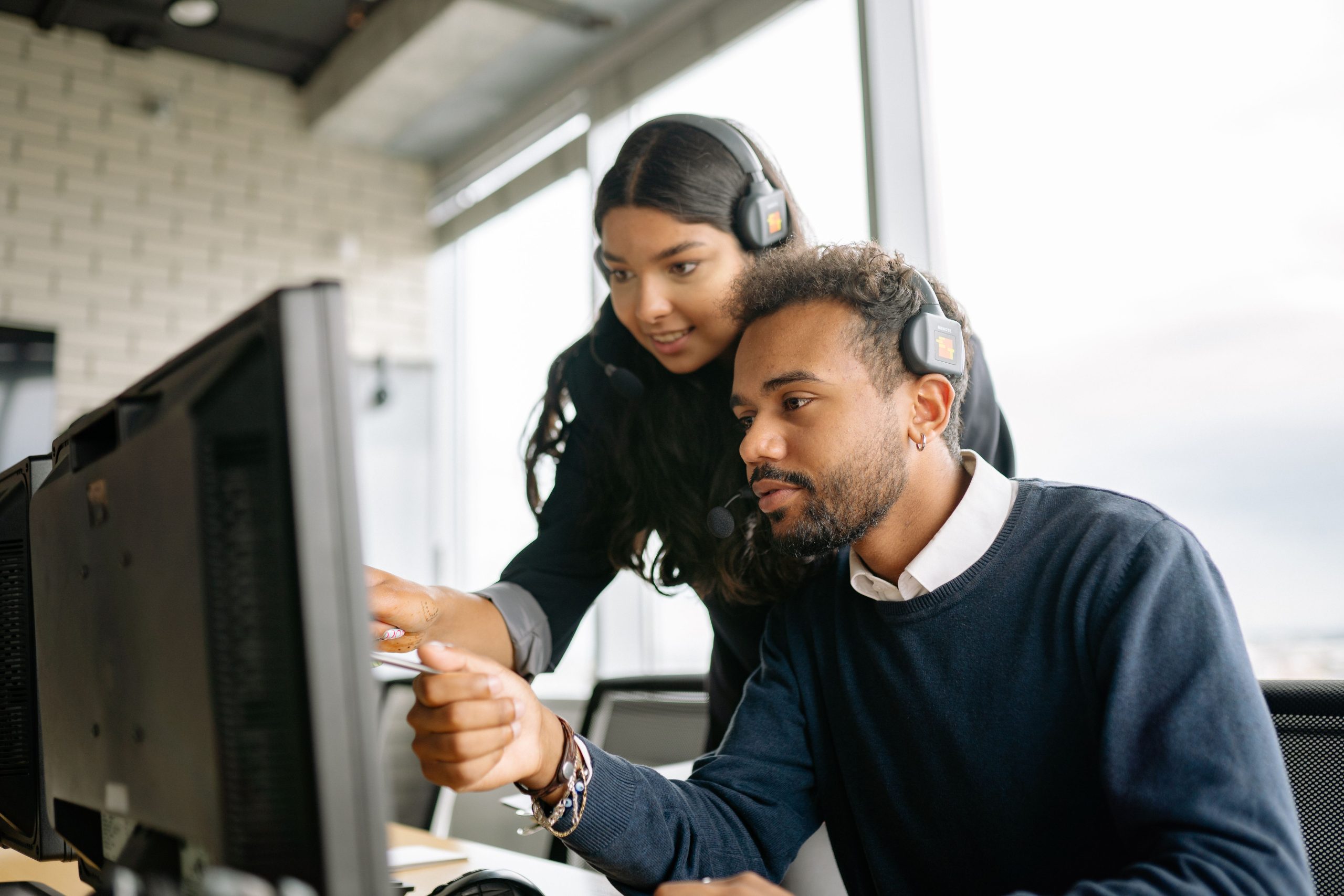 Deux employes centre appels avec casques modernes