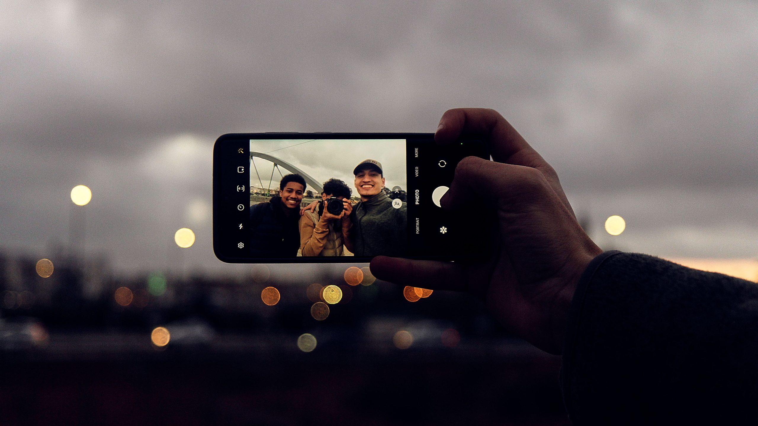 Amis partageant selfie en extérieur avec smartphone
