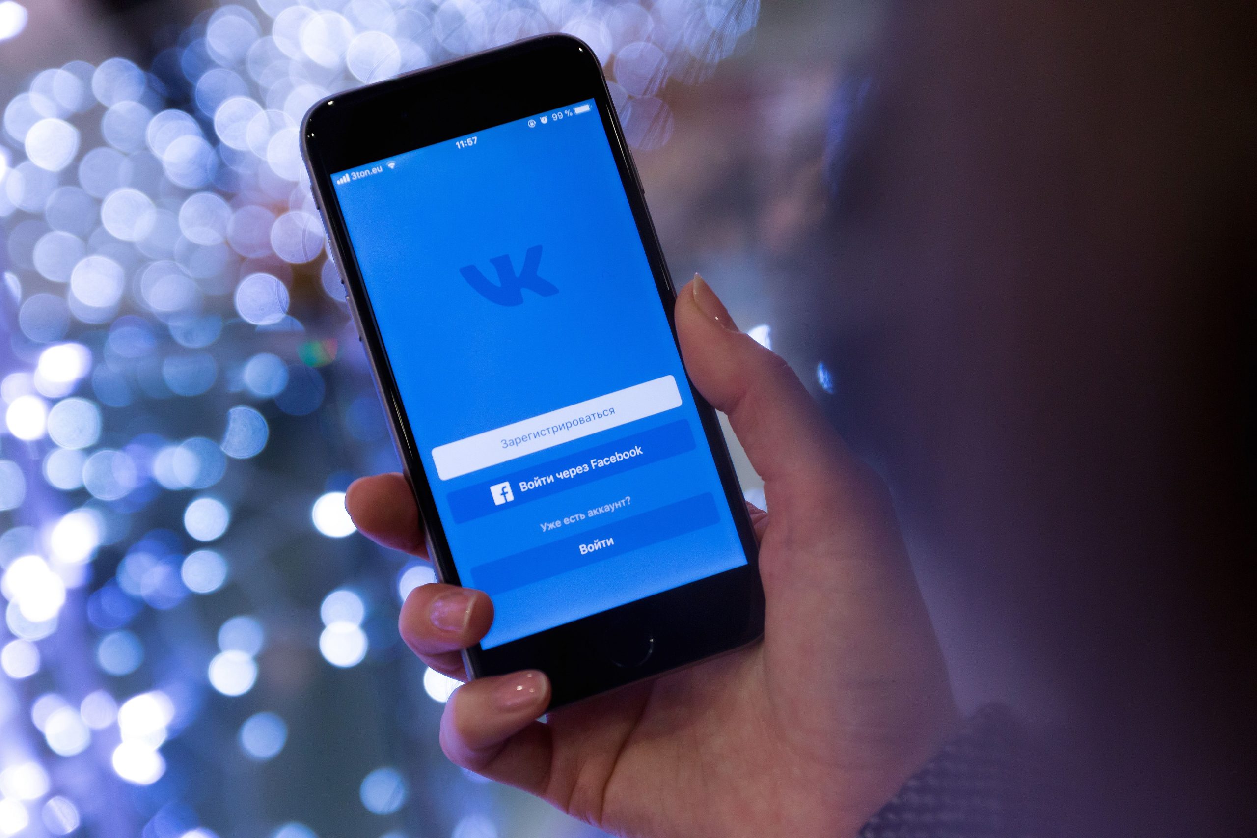 Smartphone affichant l'écran de connexion VKontakte