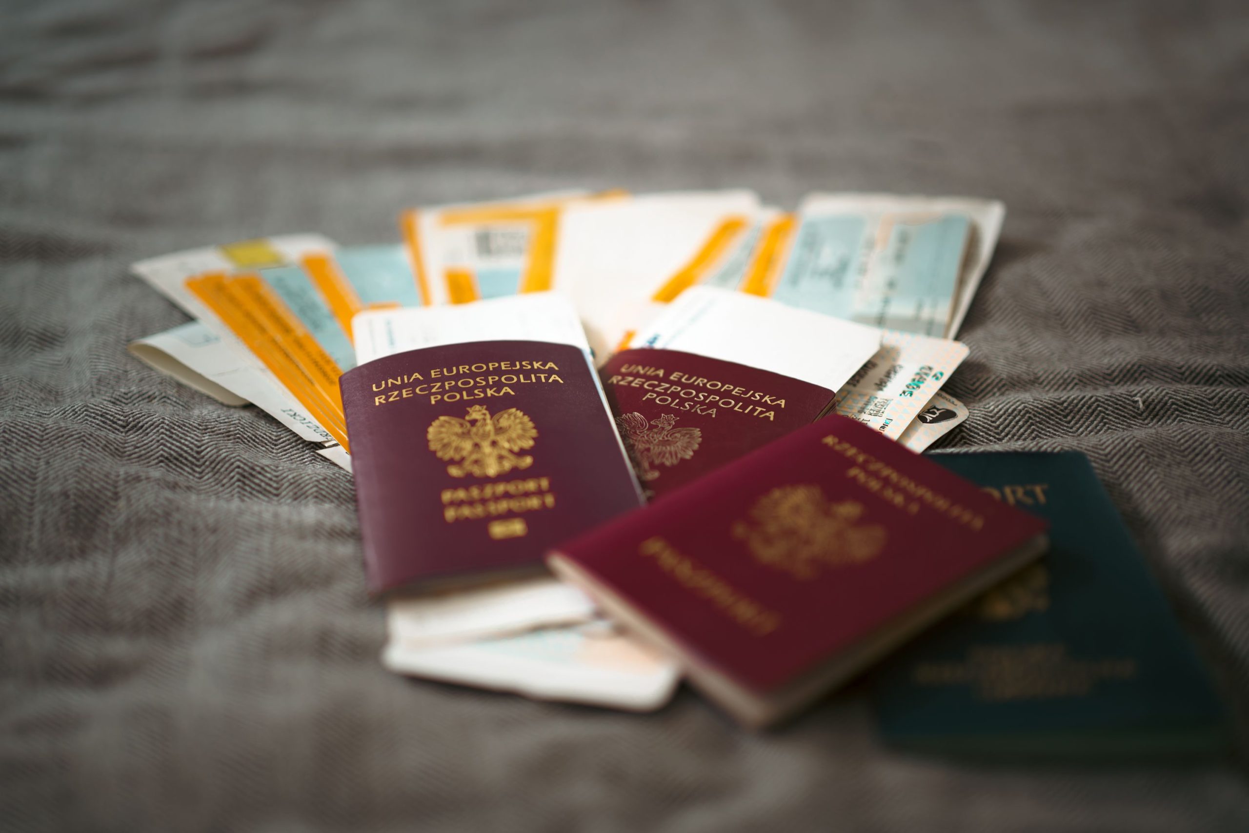 Passeports polonais et billets de voyage symbolisant l'aventure