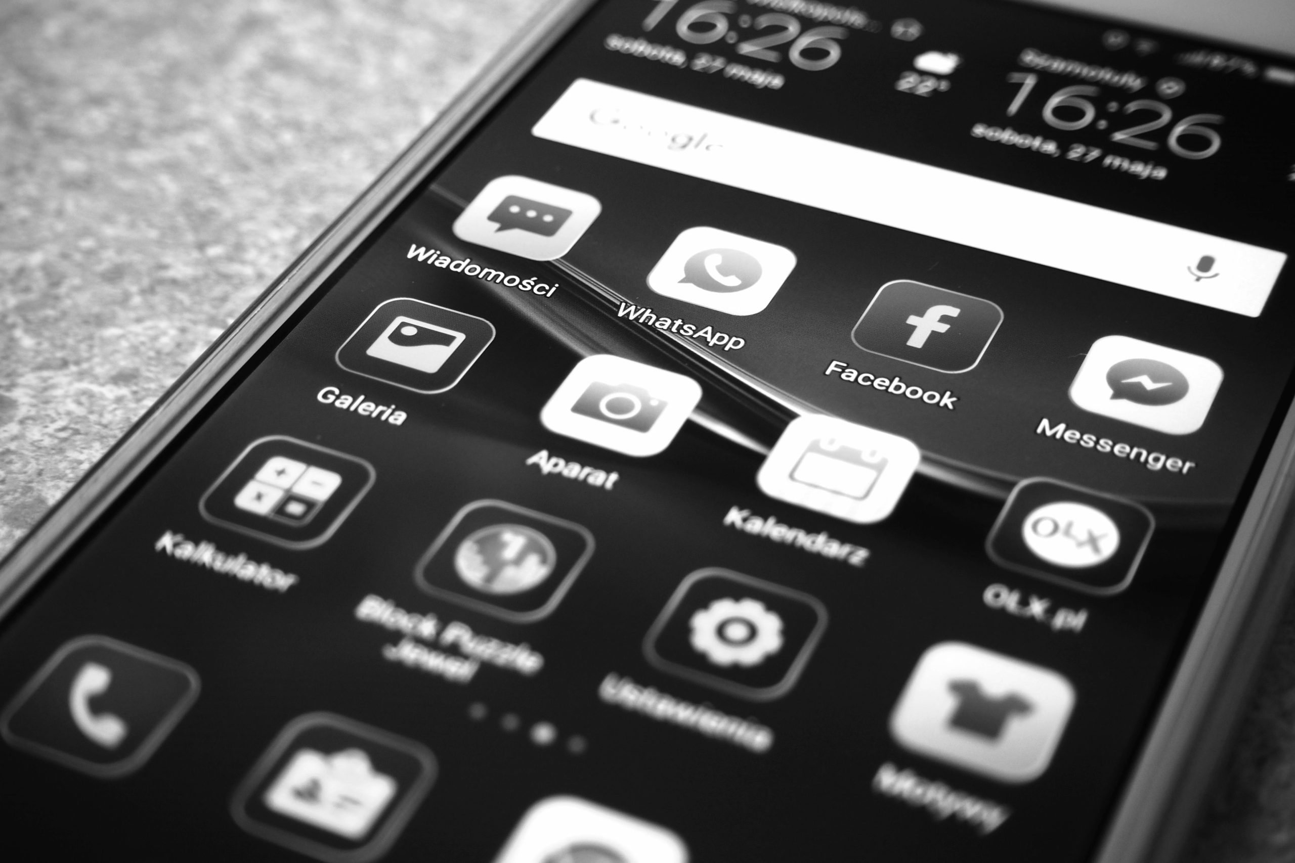 Smartphone noir et blanc avec icônes WhatsApp