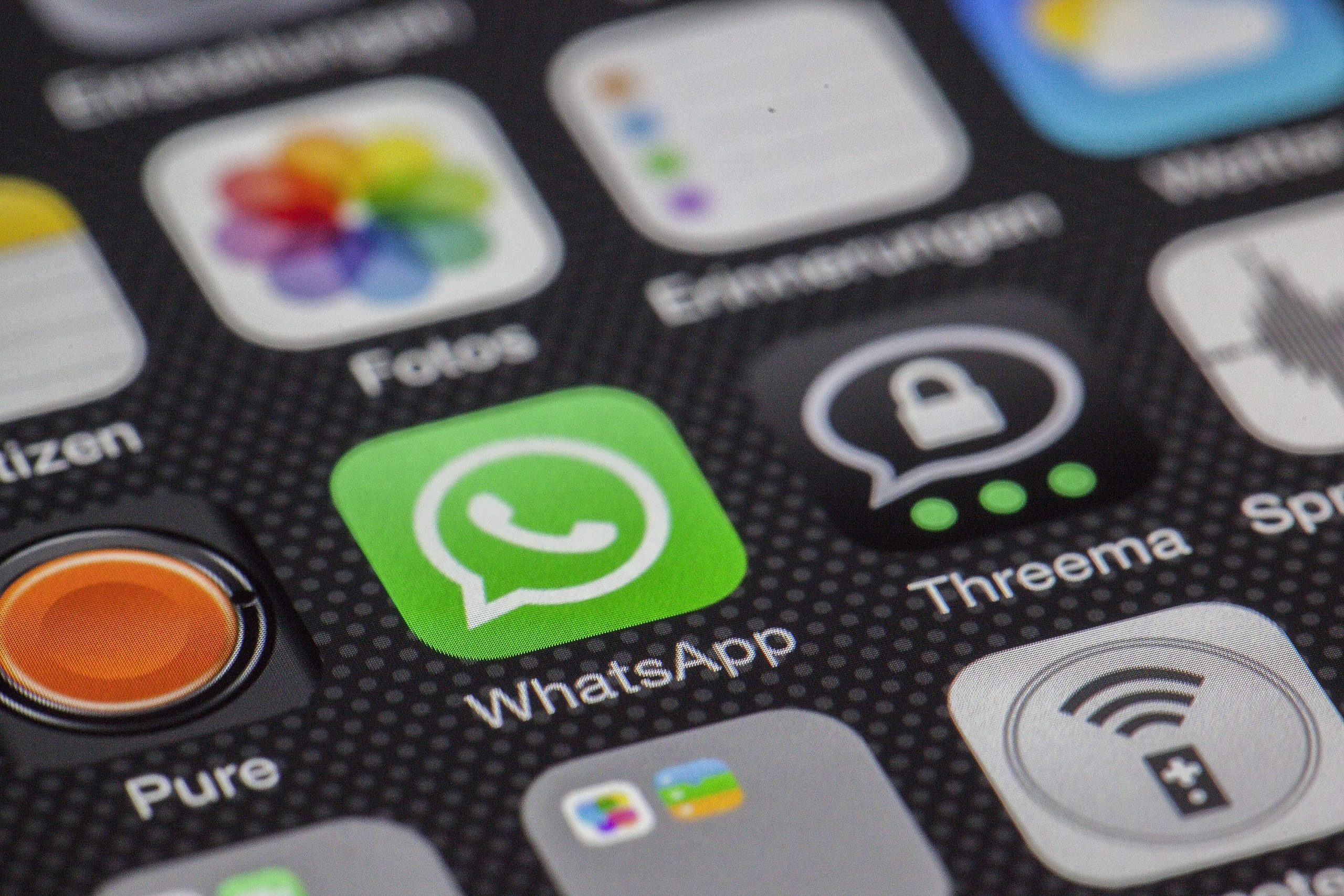 Macro détaillée écran smartphone icône WhatsApp