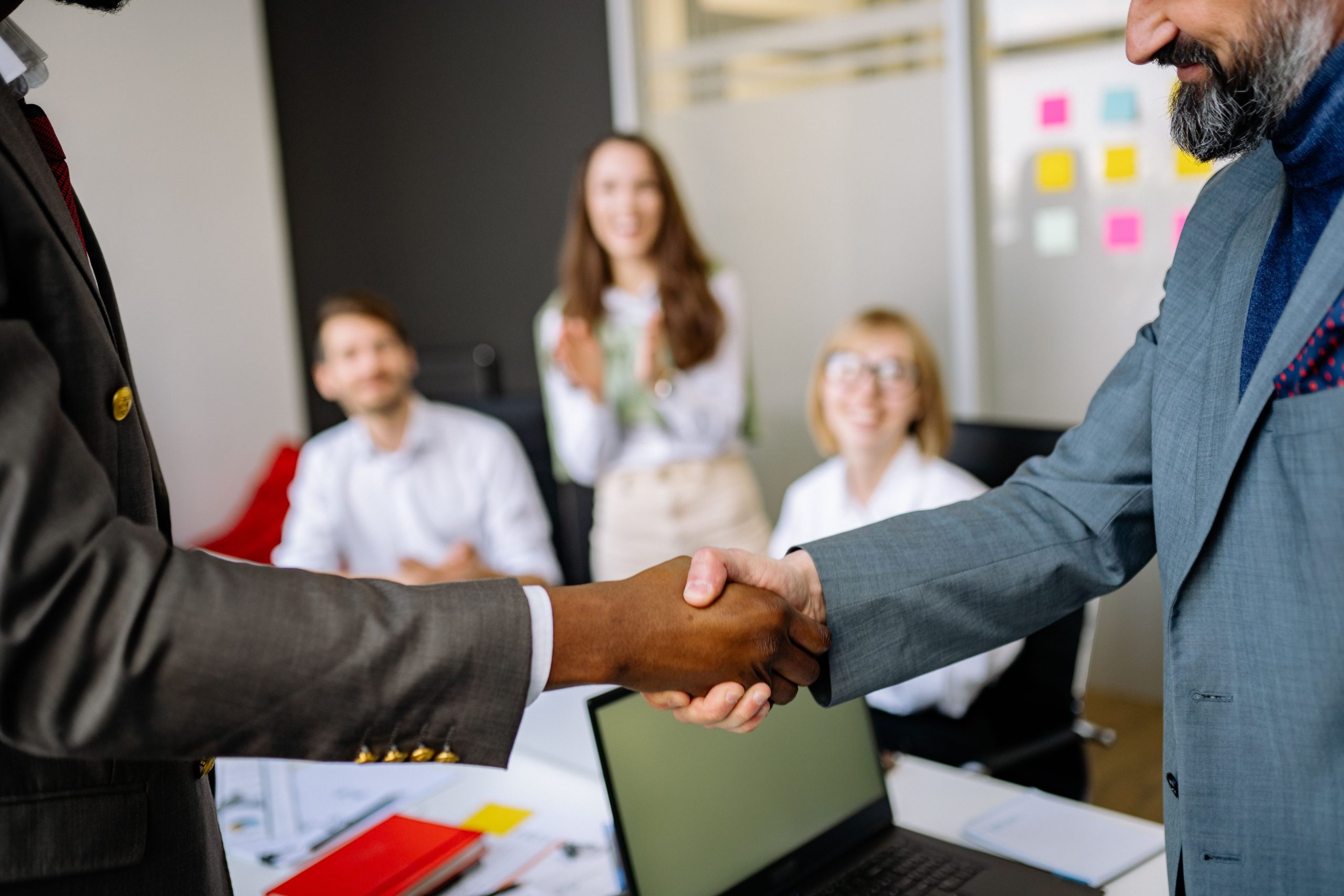 Collègues se serrent la main en accord professionnel