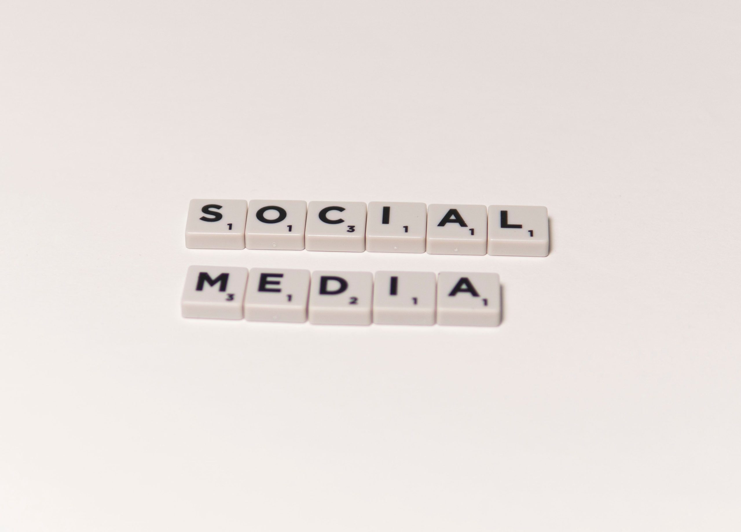 Lettres Scrabble formant réseaux sociaux numériques