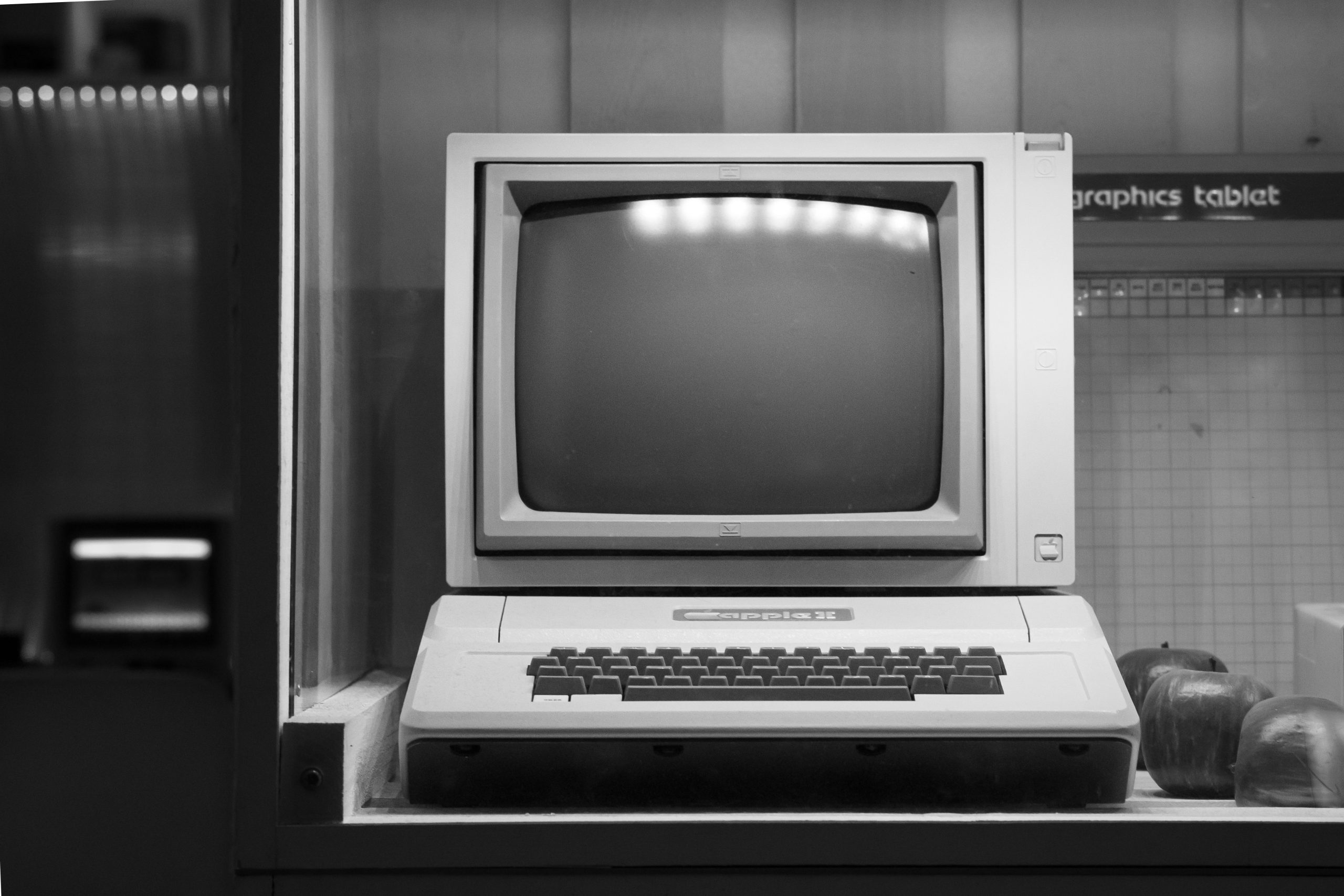 Ordinateur Apple II classique noir blanc exposition