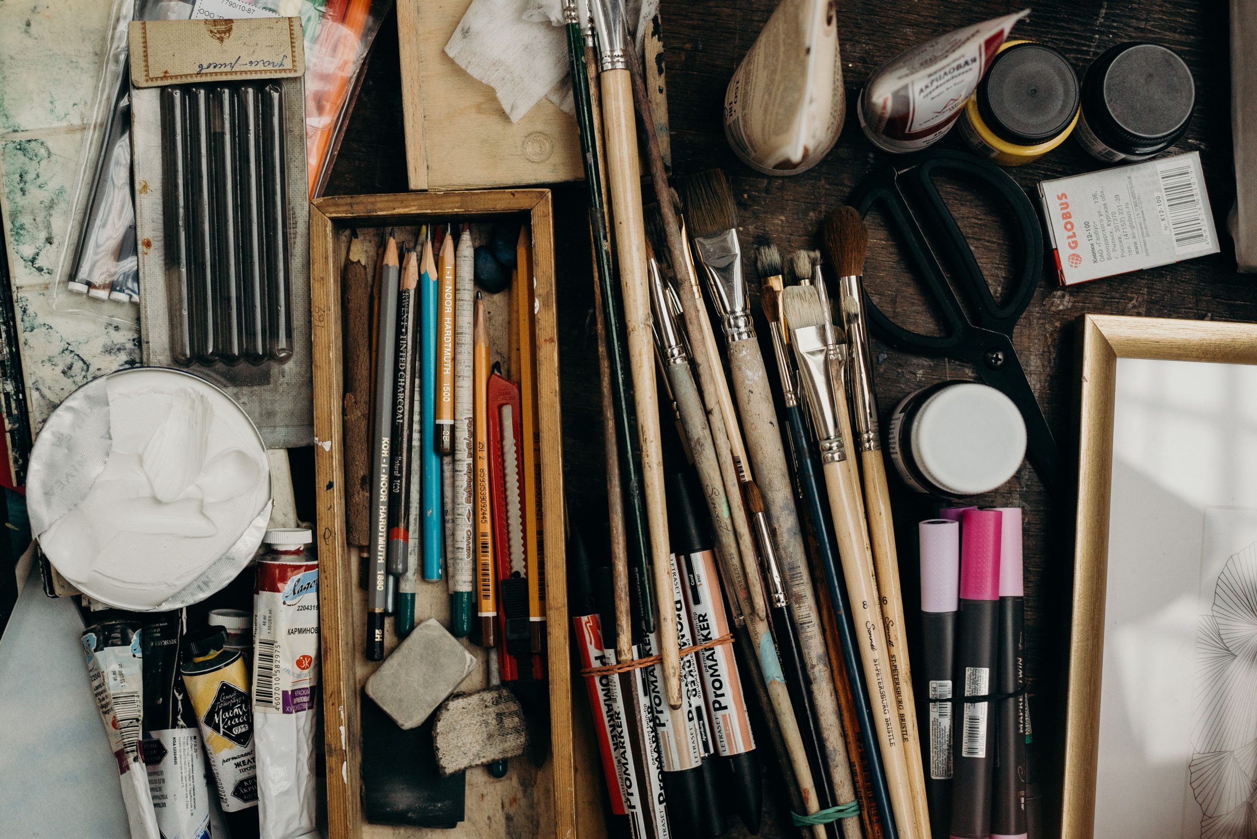 Vue du dessus de fournitures artistiques sur bureau