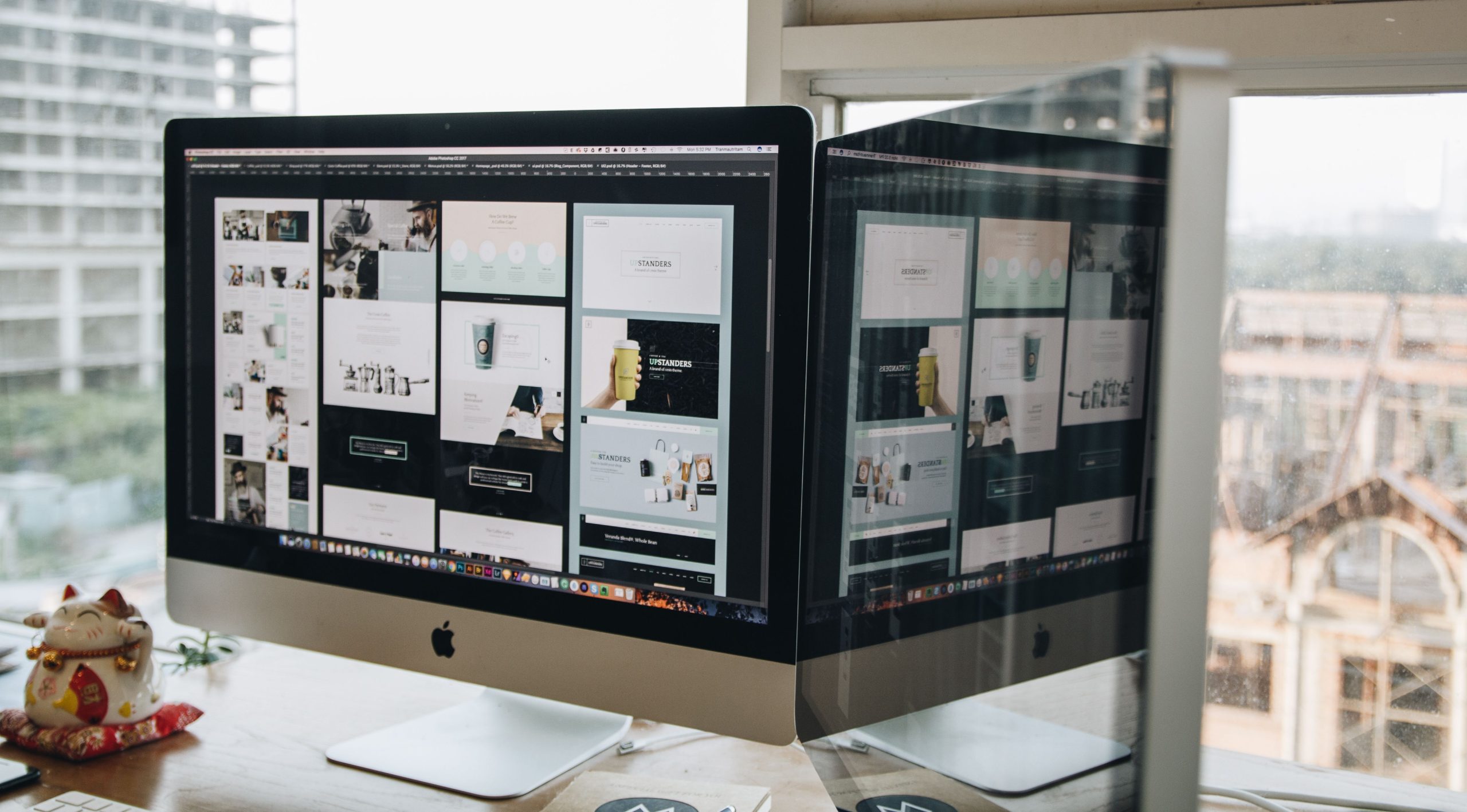 Deux moniteurs sur bureau, design web en environnement moderne