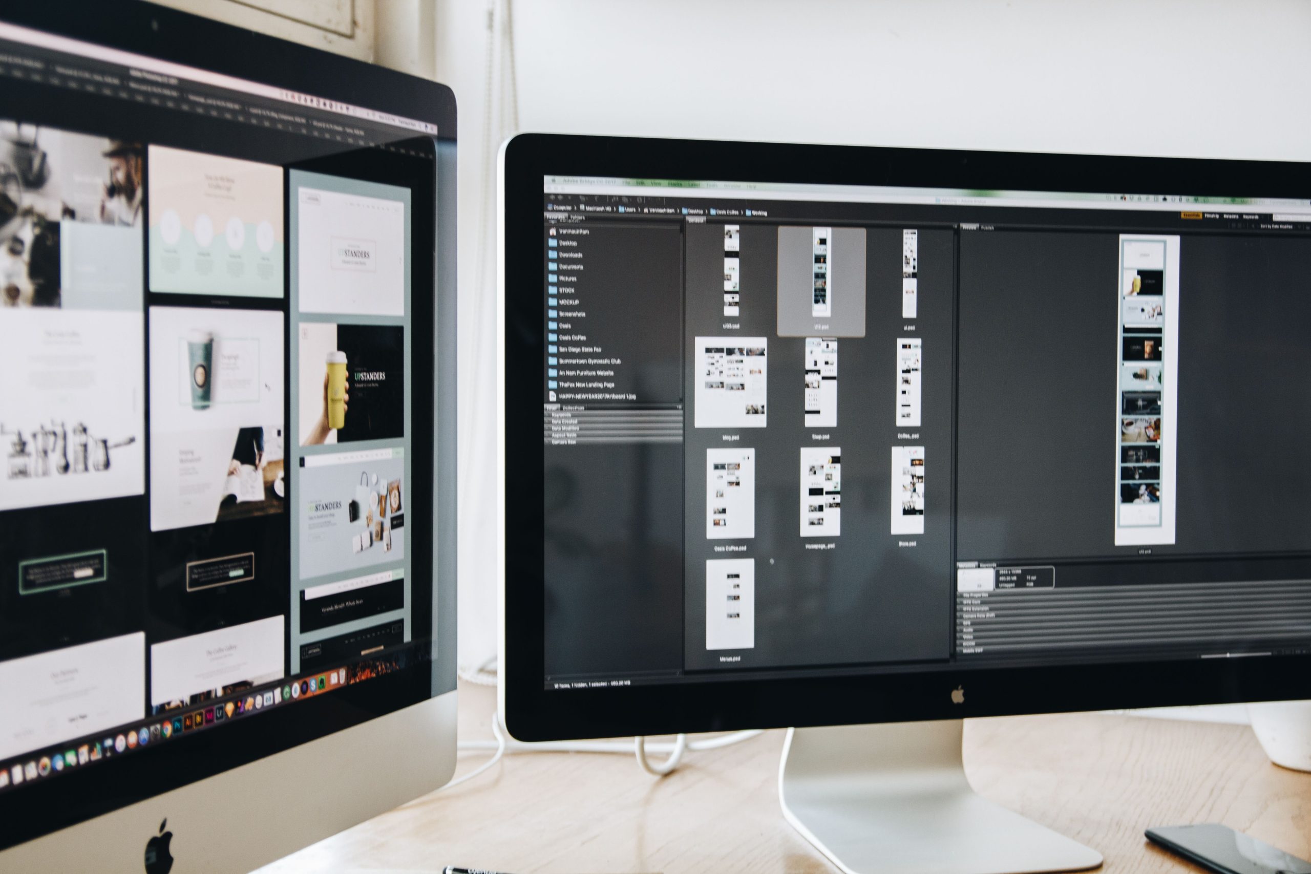 Espace de travail avec deux moniteurs affichant des projets web