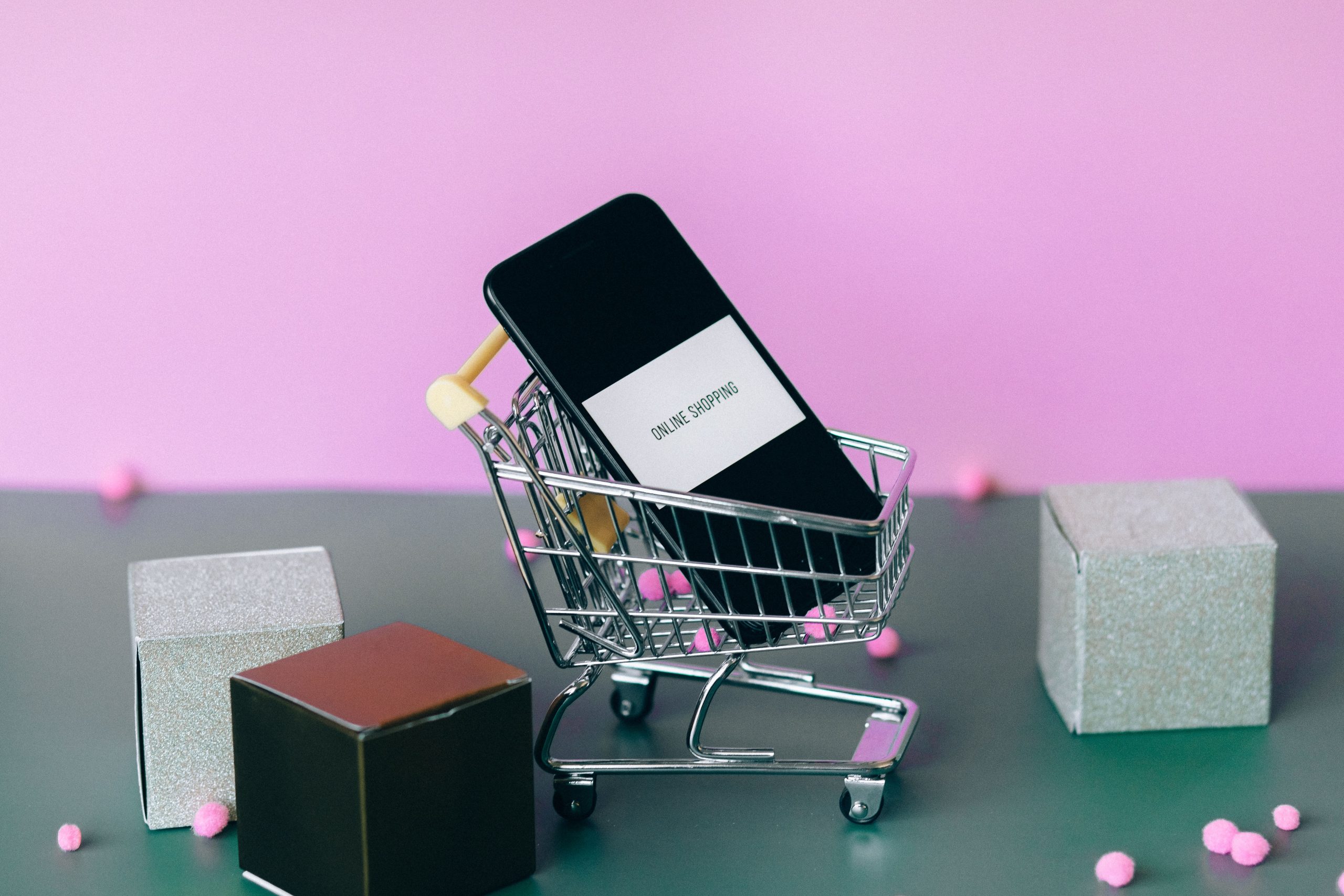 Smartphone avec panier shopping pour achats en ligne