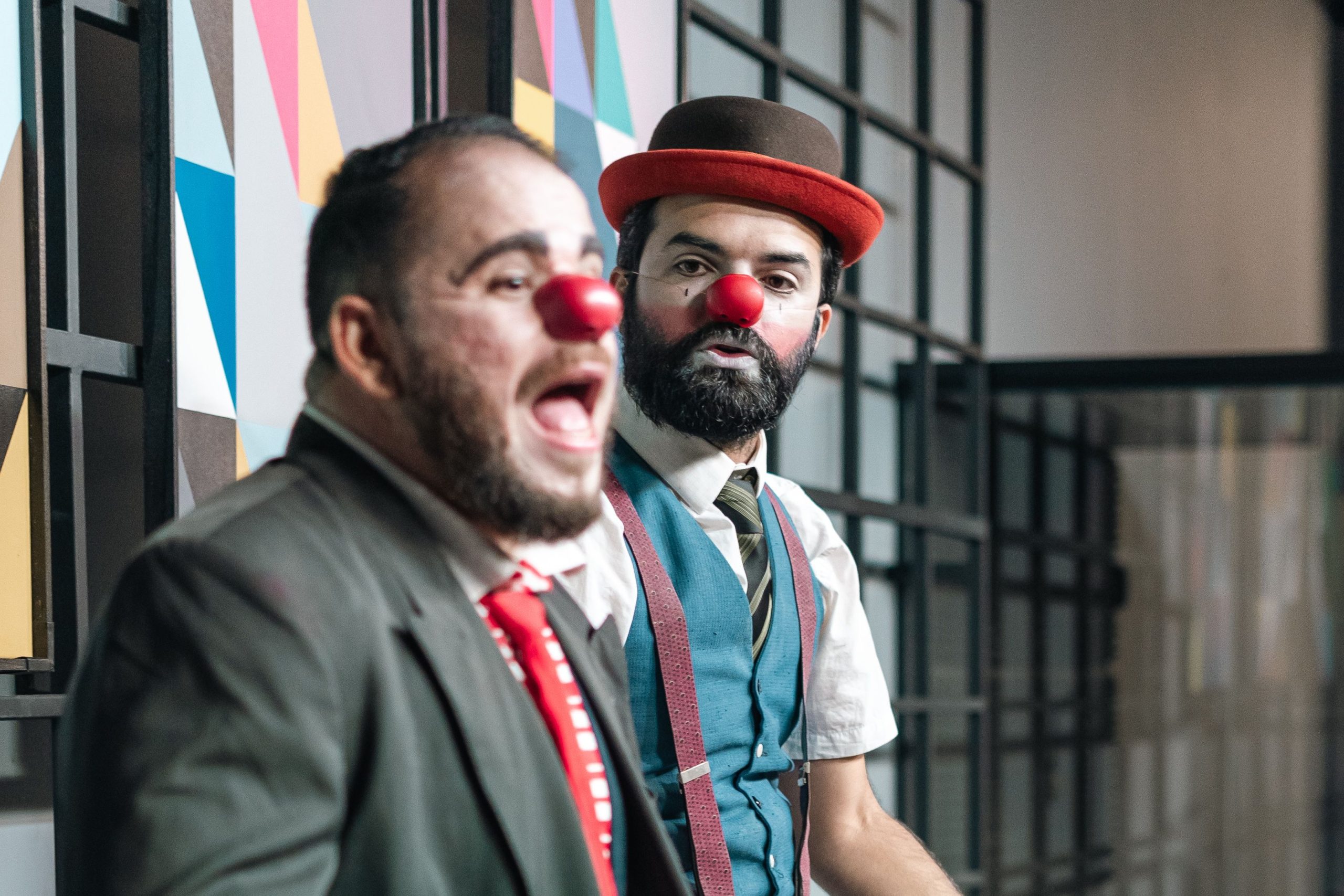 Deux clowns expressifs performant sur scène avec humour