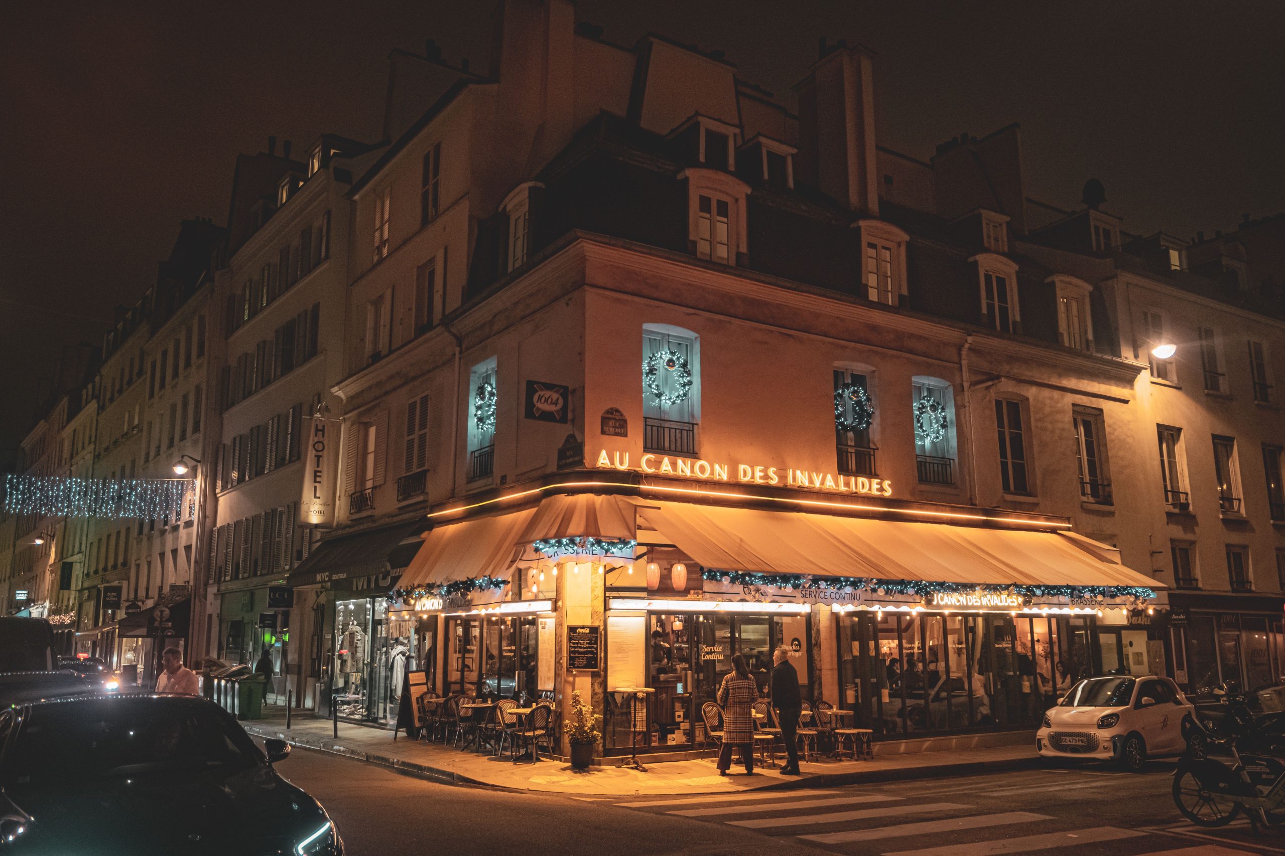 Café parisien cosy lumières chaudes ambiance