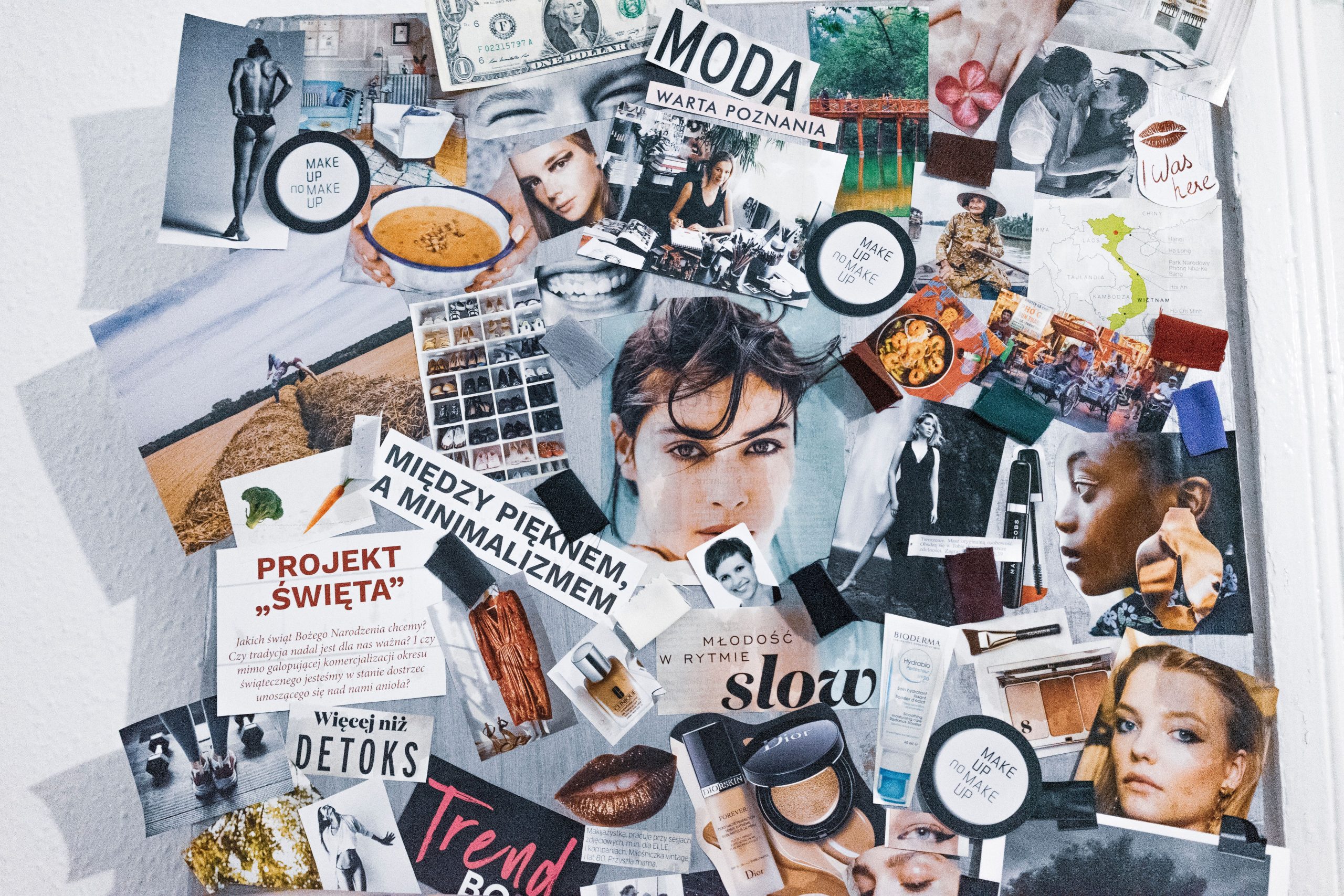 Collage magazine mode accroché au mur